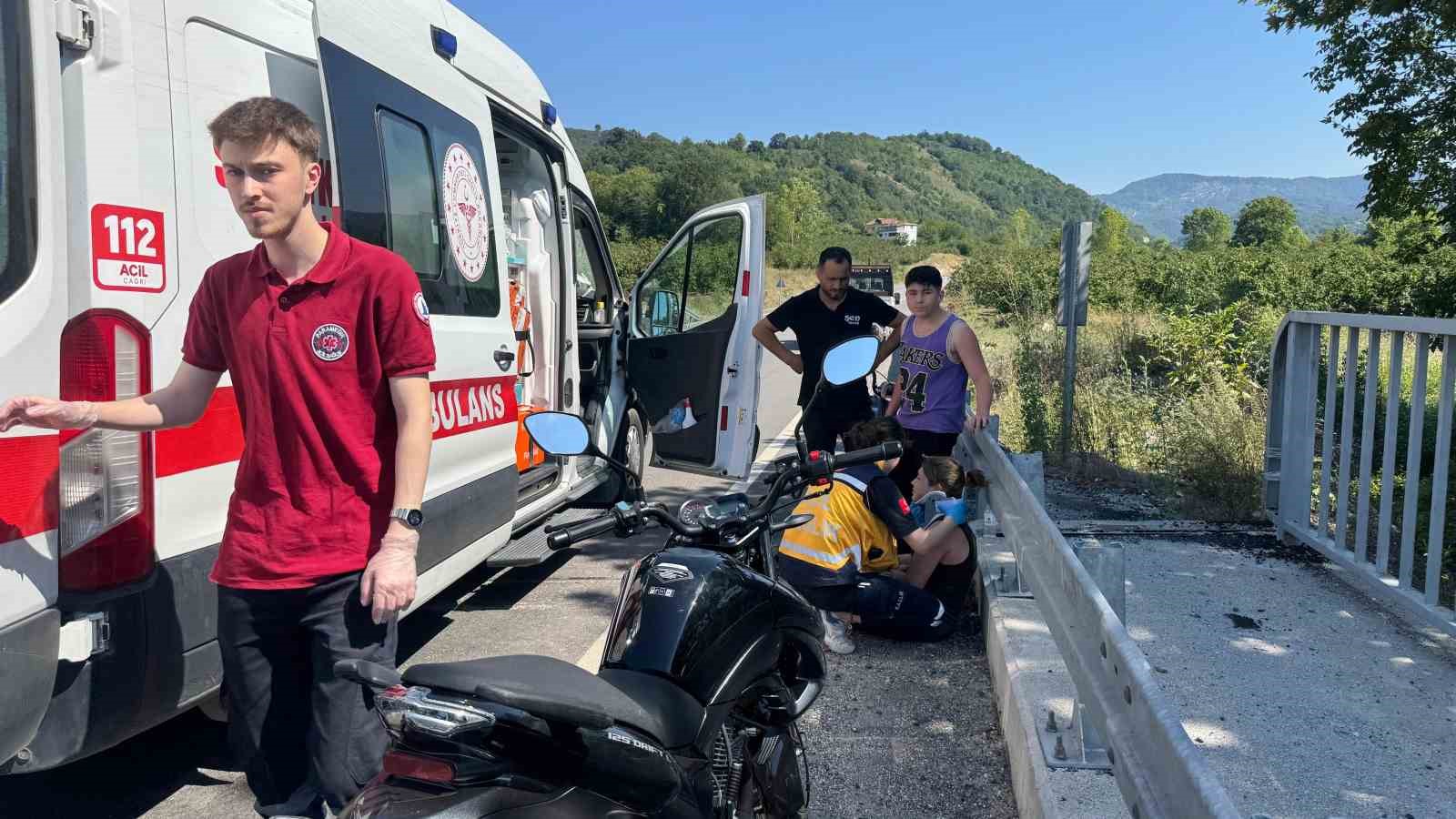 Direksiyon hâkimiyetini kaybeden motosiklet sürücüsü bariyere çarptı: 1 yaralı