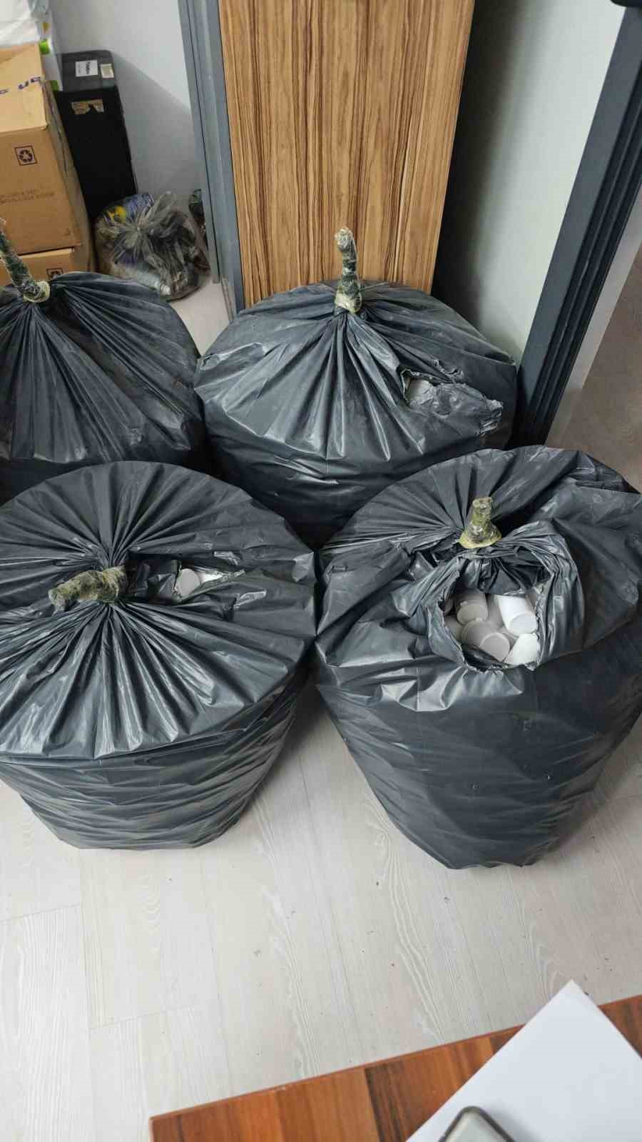 ’Dur’ ihtarına uymayıp kaçan araçtan on binlerce uyuşturucu hap çıktı