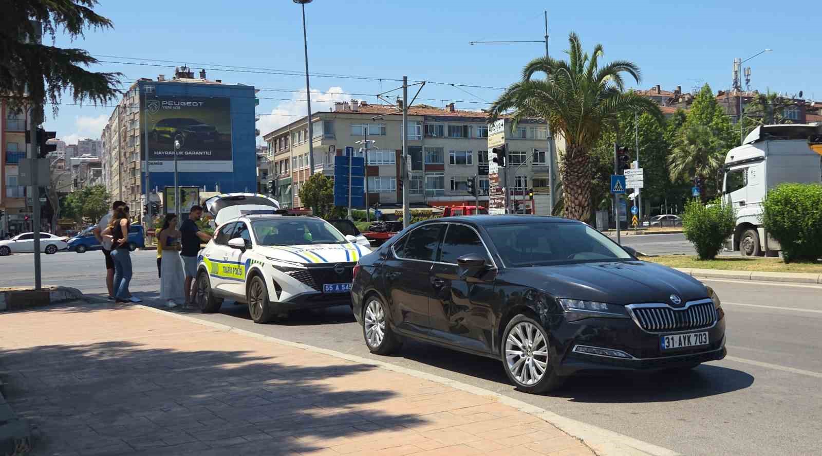 Motosiklet ile otomobil çarpıştı