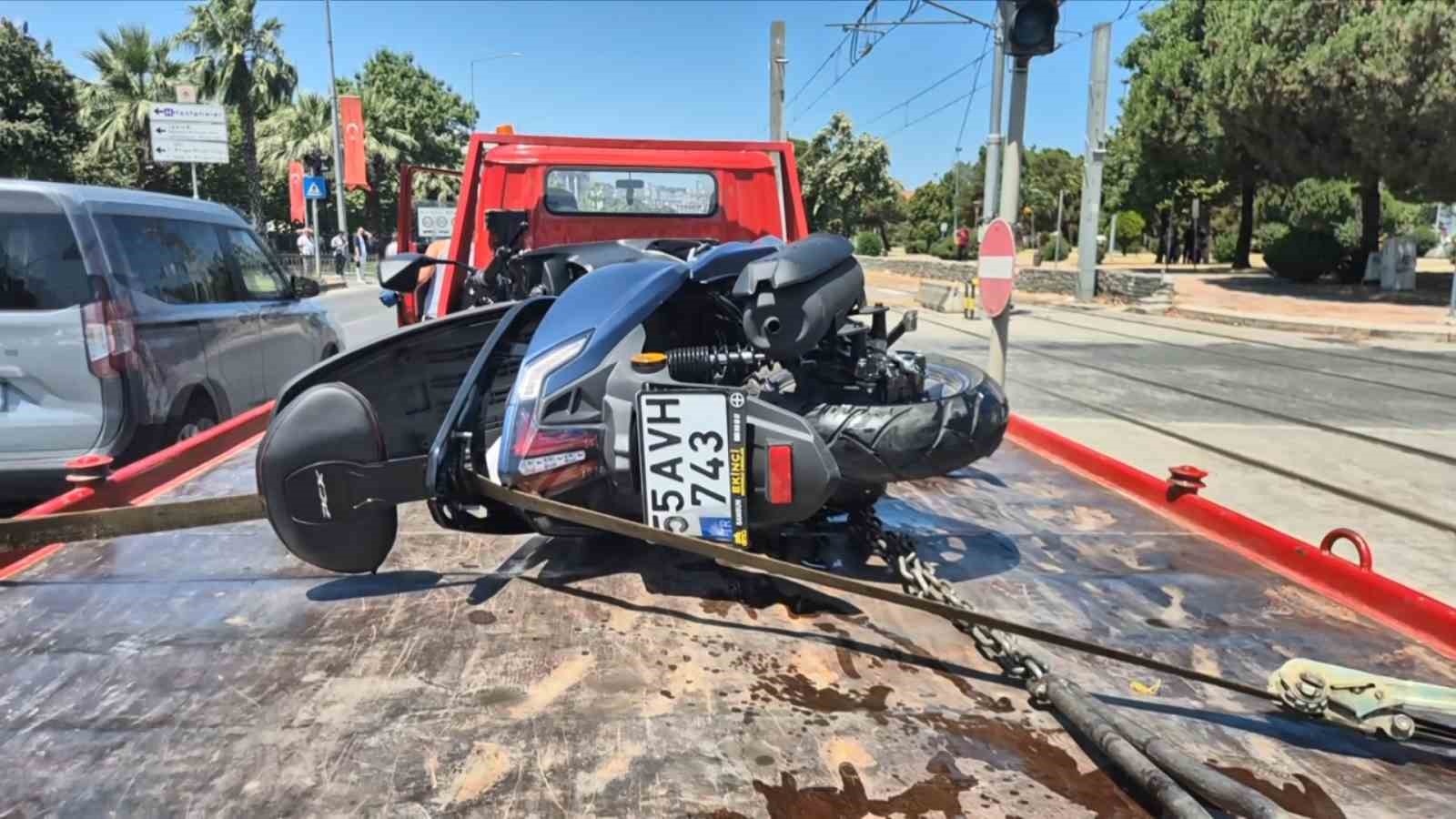 Motosiklet ile otomobil çarpıştı