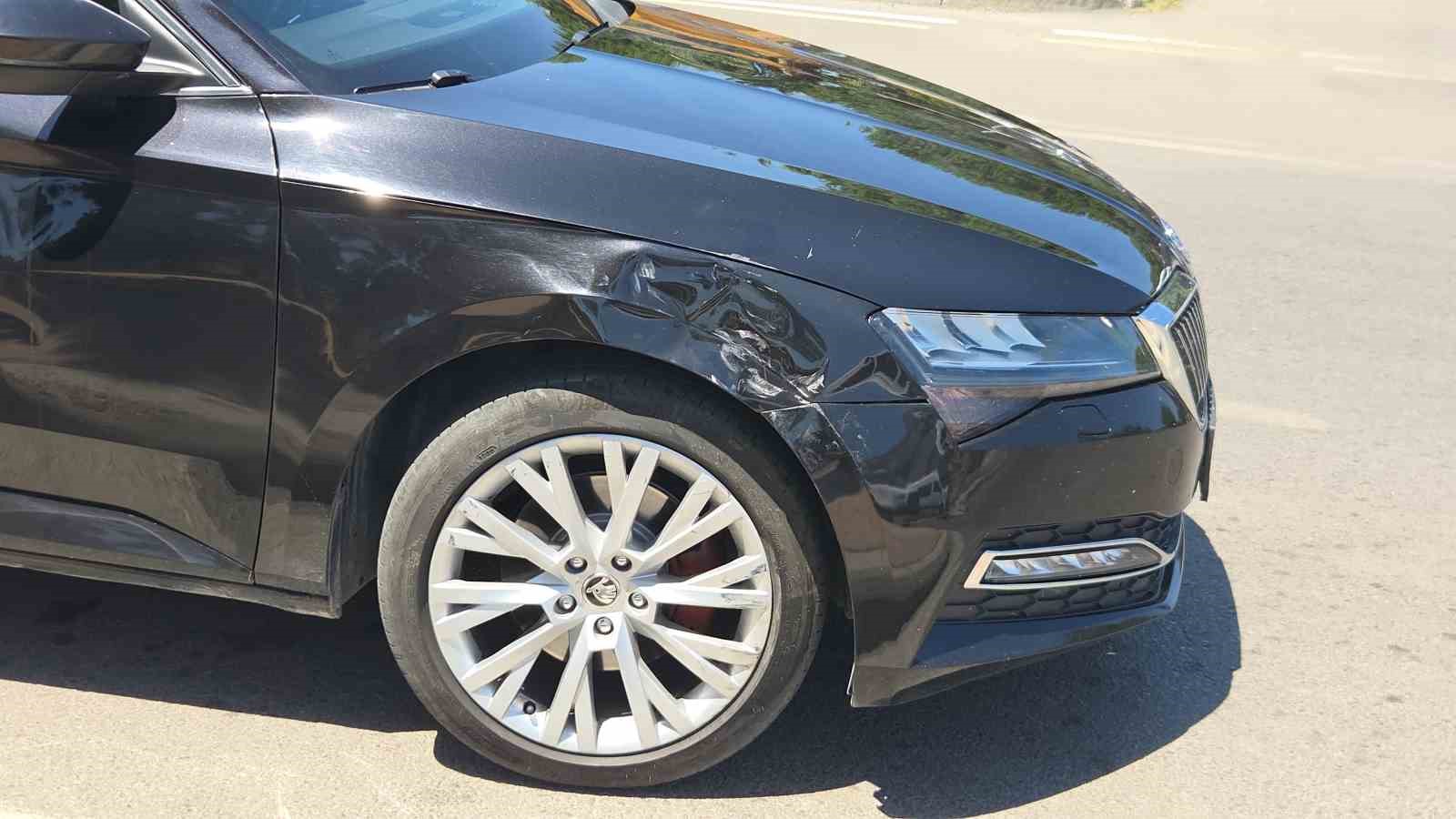 Motosiklet ile otomobil çarpıştı
