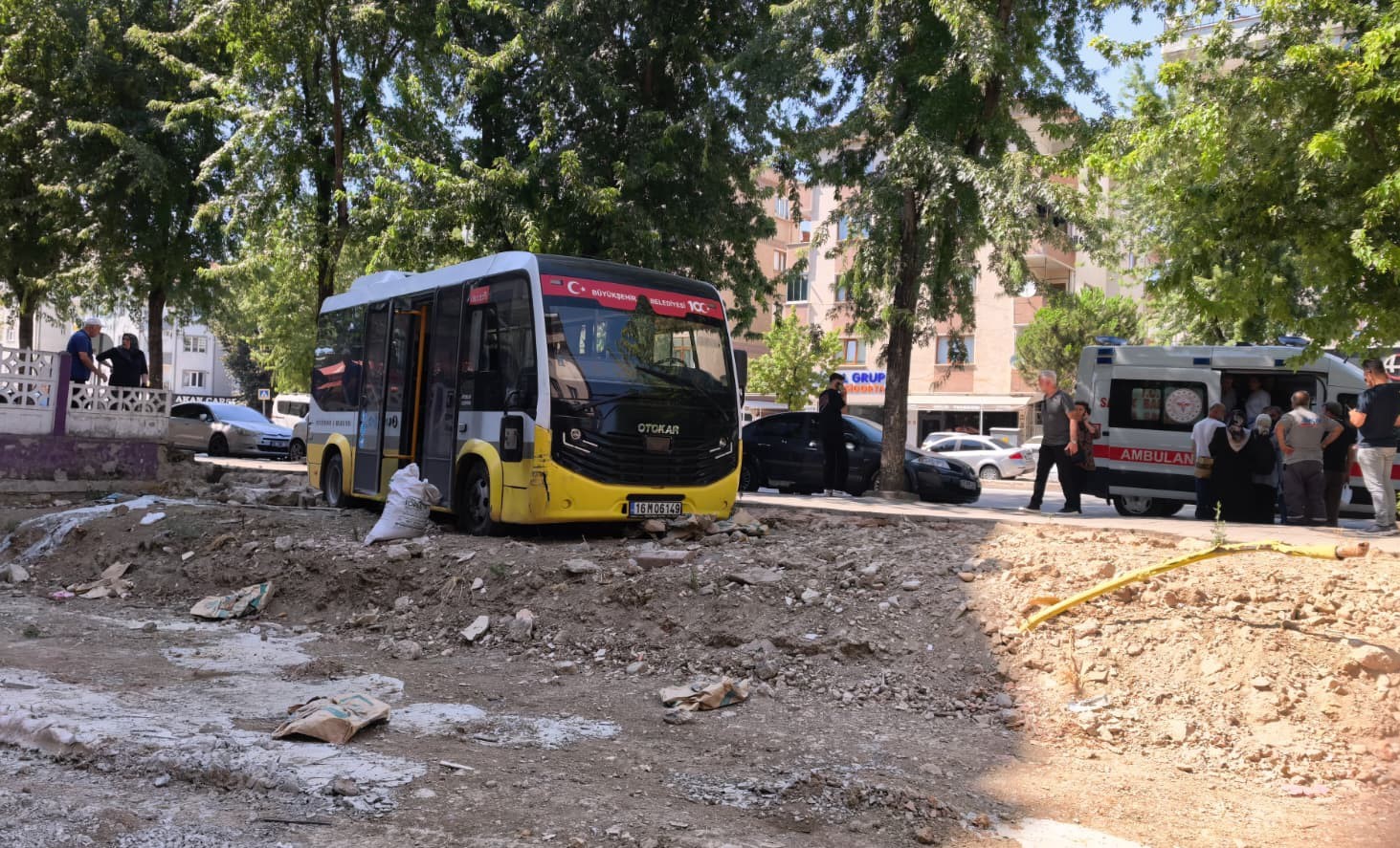 Minibüs, iş yerine çarptıktan sonra boş arsaya uçtu