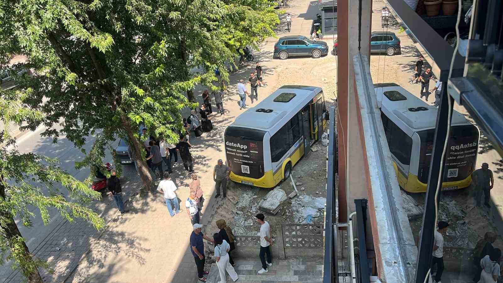 Minibüs, iş yerine çarptıktan sonra boş arsaya uçtu