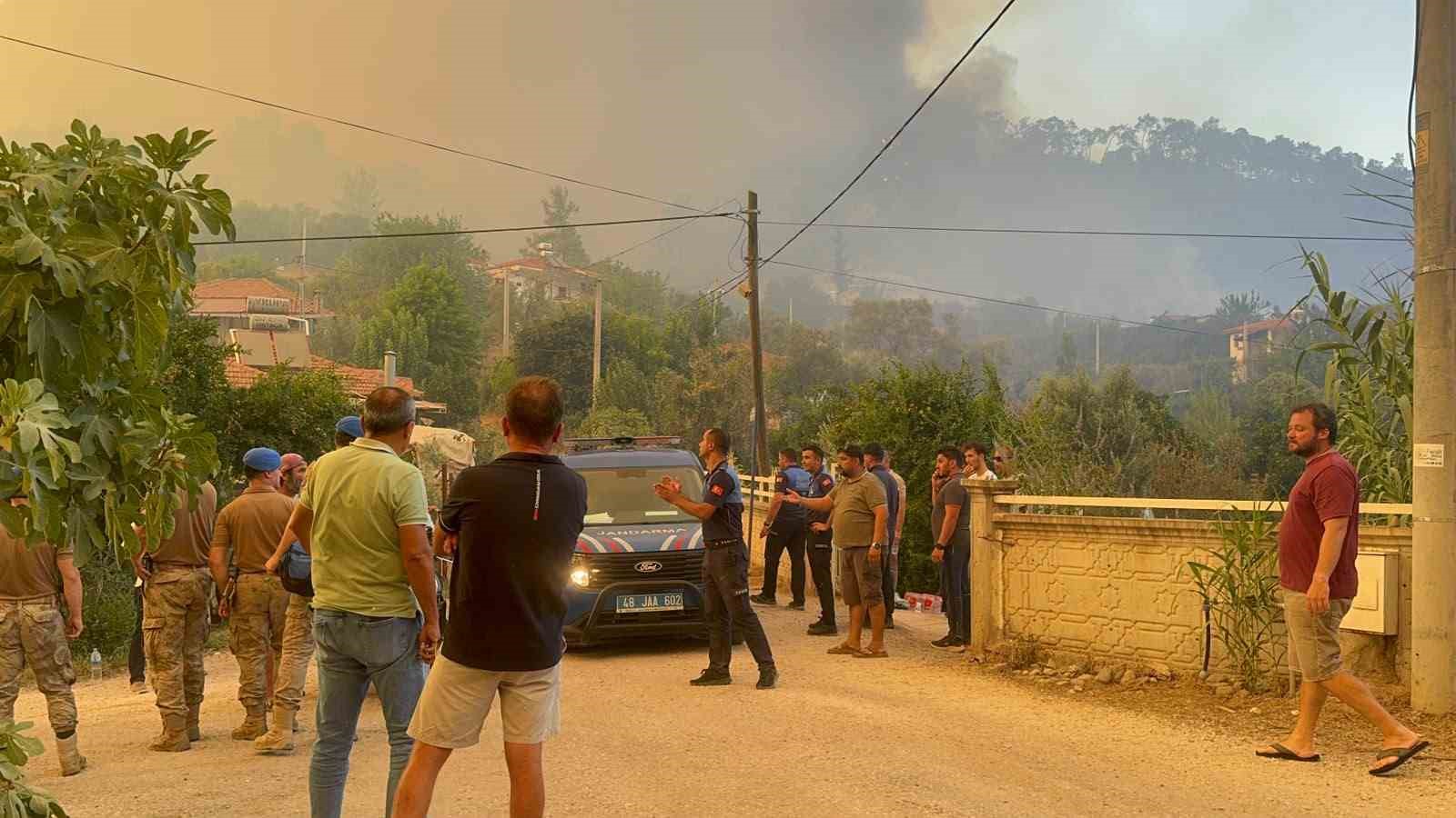 Fethiye’deki yangın 4 saattir sürüyor: "Bir mahalle tedbir amaçlı tahliye ediliyor"