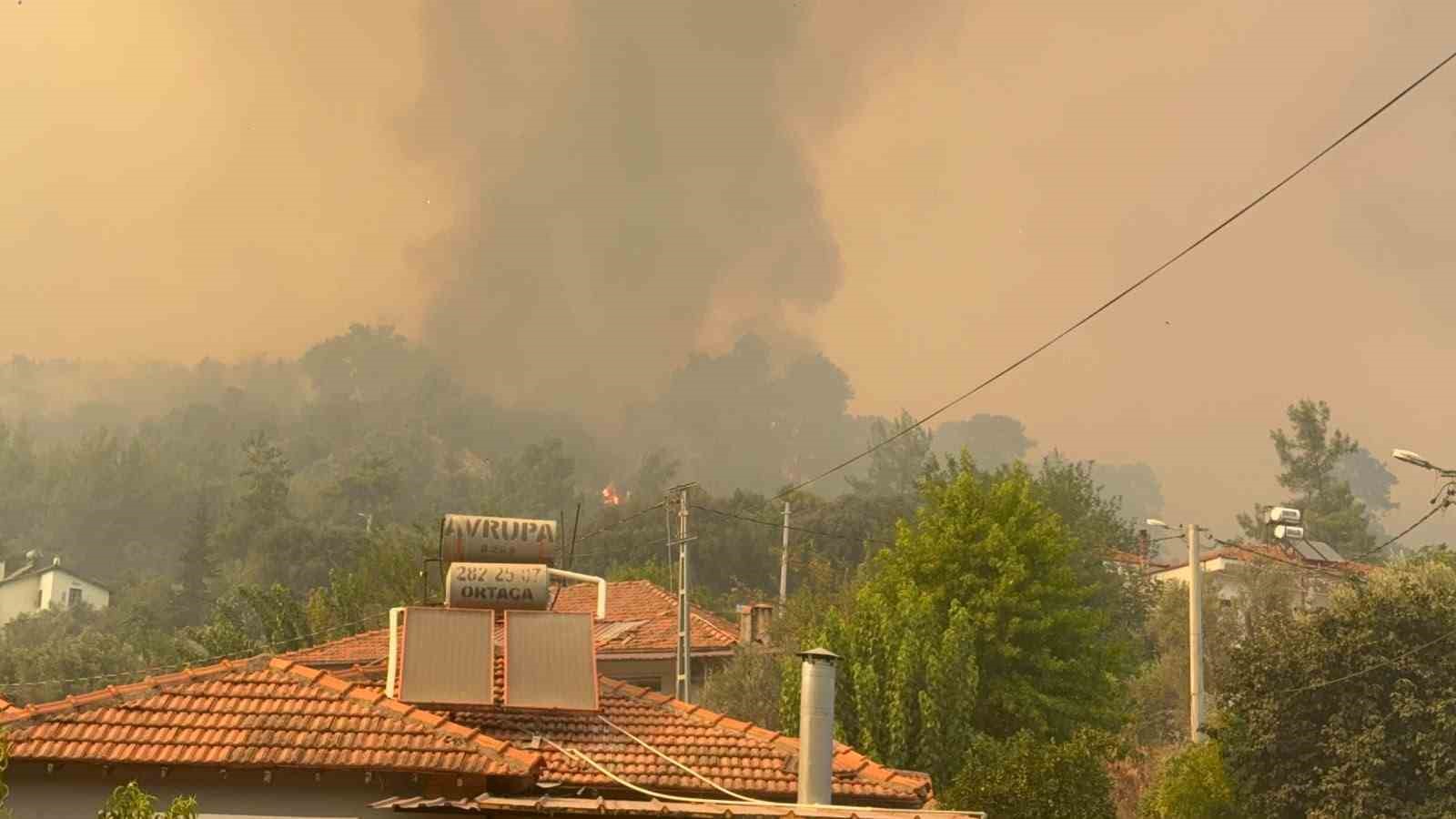 Fethiye’deki yangın 4 saattir sürüyor: "Bir mahalle tedbir amaçlı tahliye ediliyor"