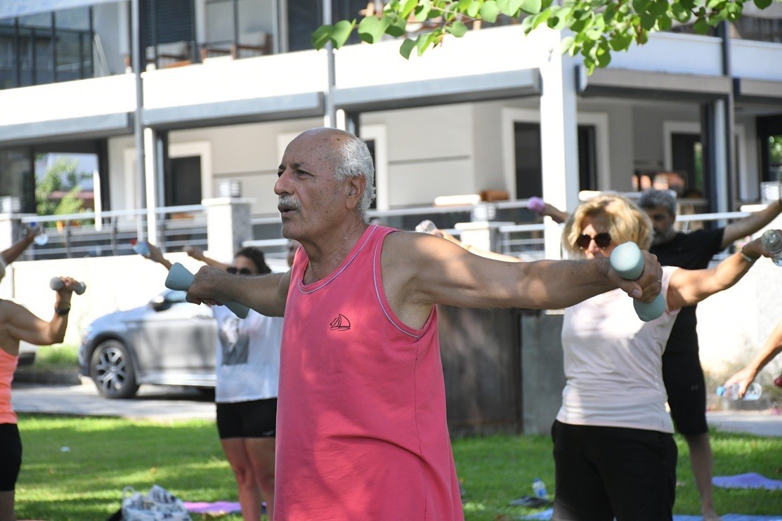 Kuşadası’nda sabah sporu etkinliklerine yoğun ilgi