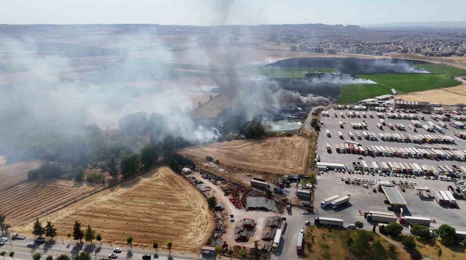 Eskişehir’de anız yangını: Alevler milyar dolarlık fabrikaya 200 metre kala durduruldu