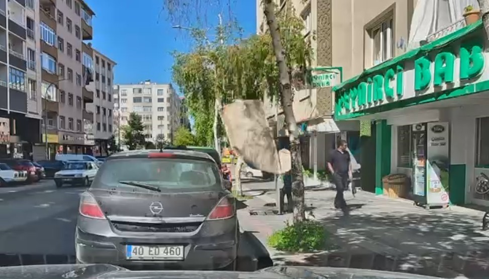 7. kattan düşen halı kadının başına isabet etti