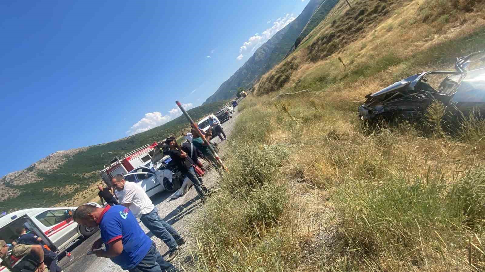 Tatvan’da iki otomobil çarpıştı: 6 yaralı