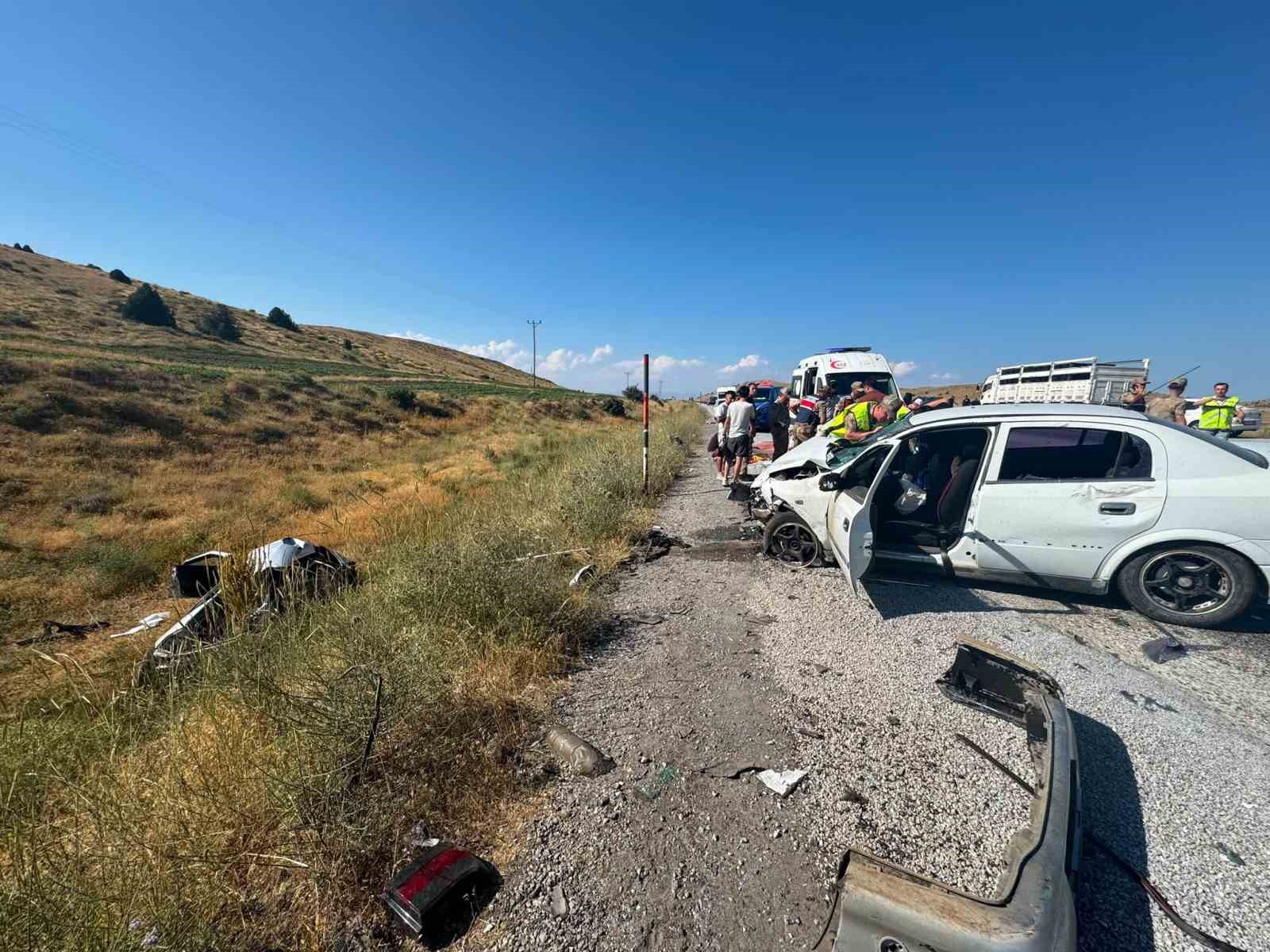 Tatvan’da iki otomobil çarpıştı: 6 yaralı