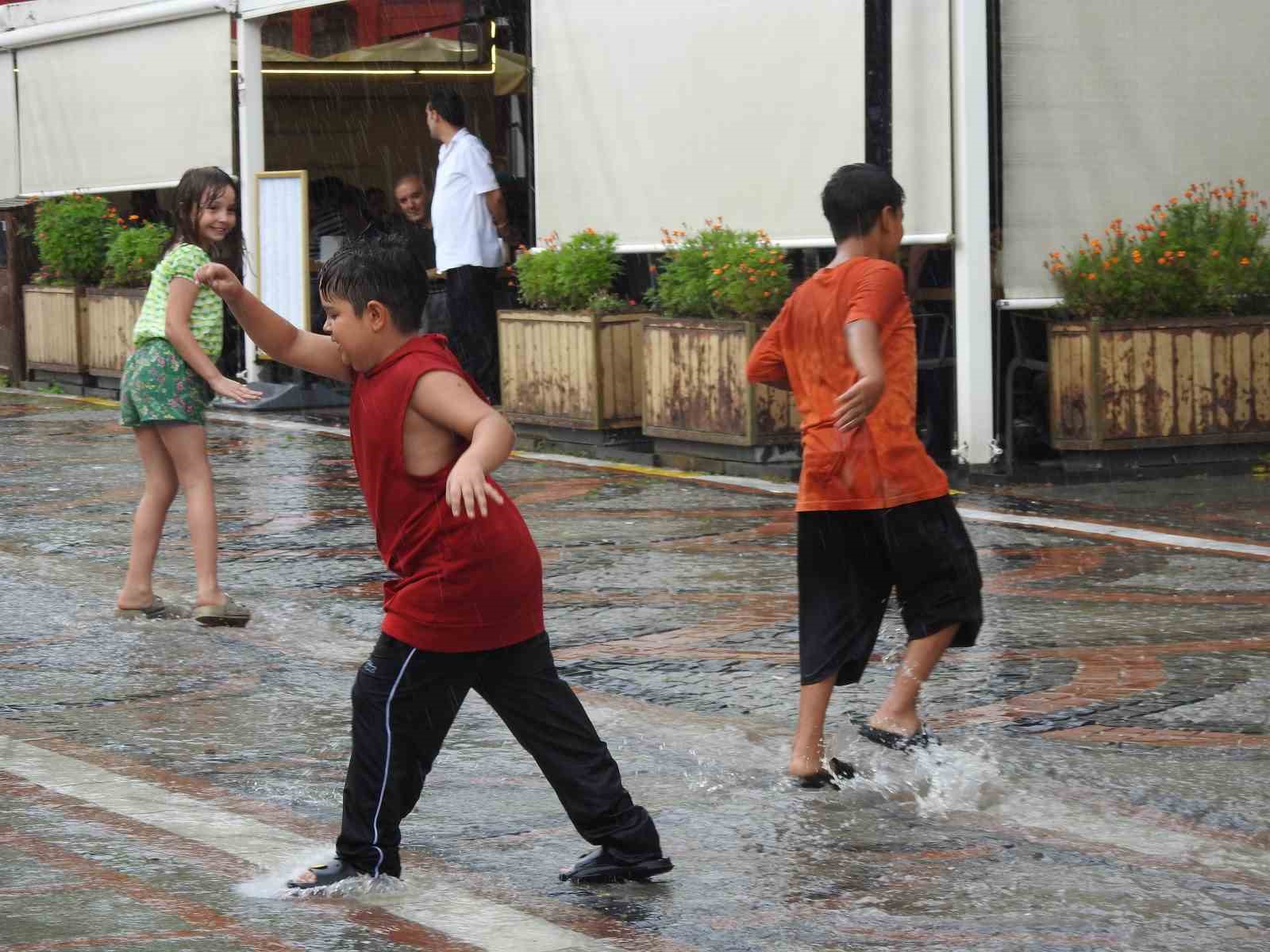 Edirne’de sağanak sürprizi: Büyükler kaçtı, çocuklar dans etti