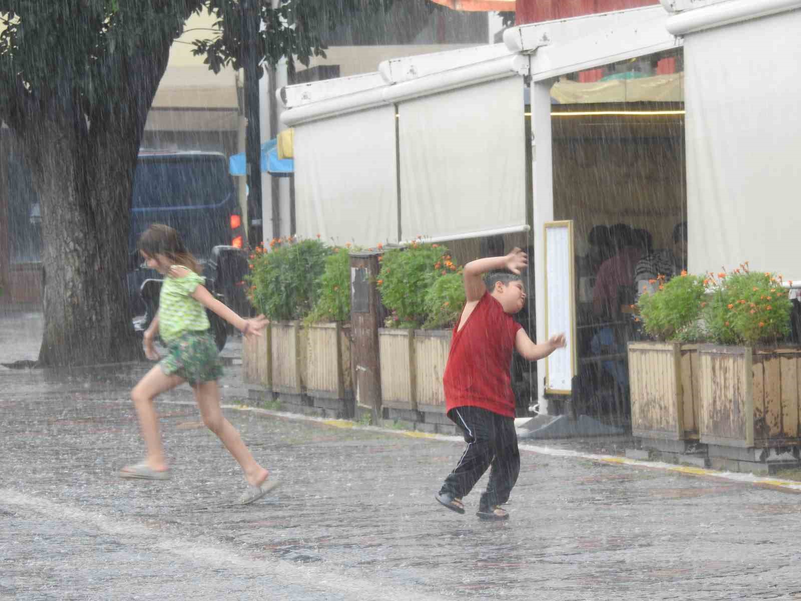 Edirne’de sağanak sürprizi: Büyükler kaçtı, çocuklar dans etti