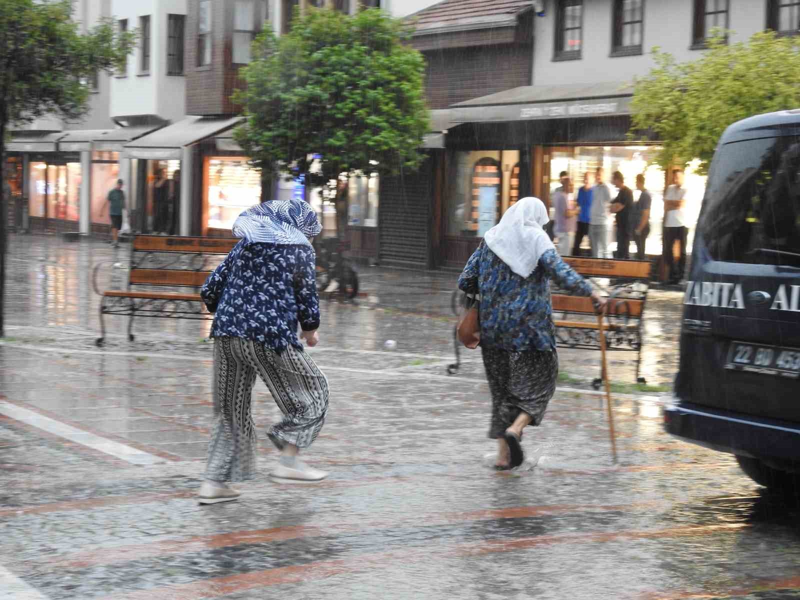 Edirne’de sağanak sürprizi: Büyükler kaçtı, çocuklar dans etti