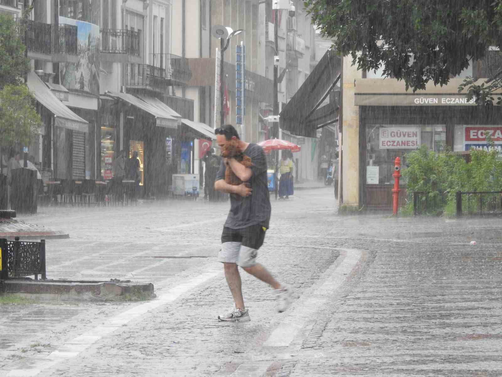 Edirne’de sağanak sürprizi: Büyükler kaçtı, çocuklar dans etti