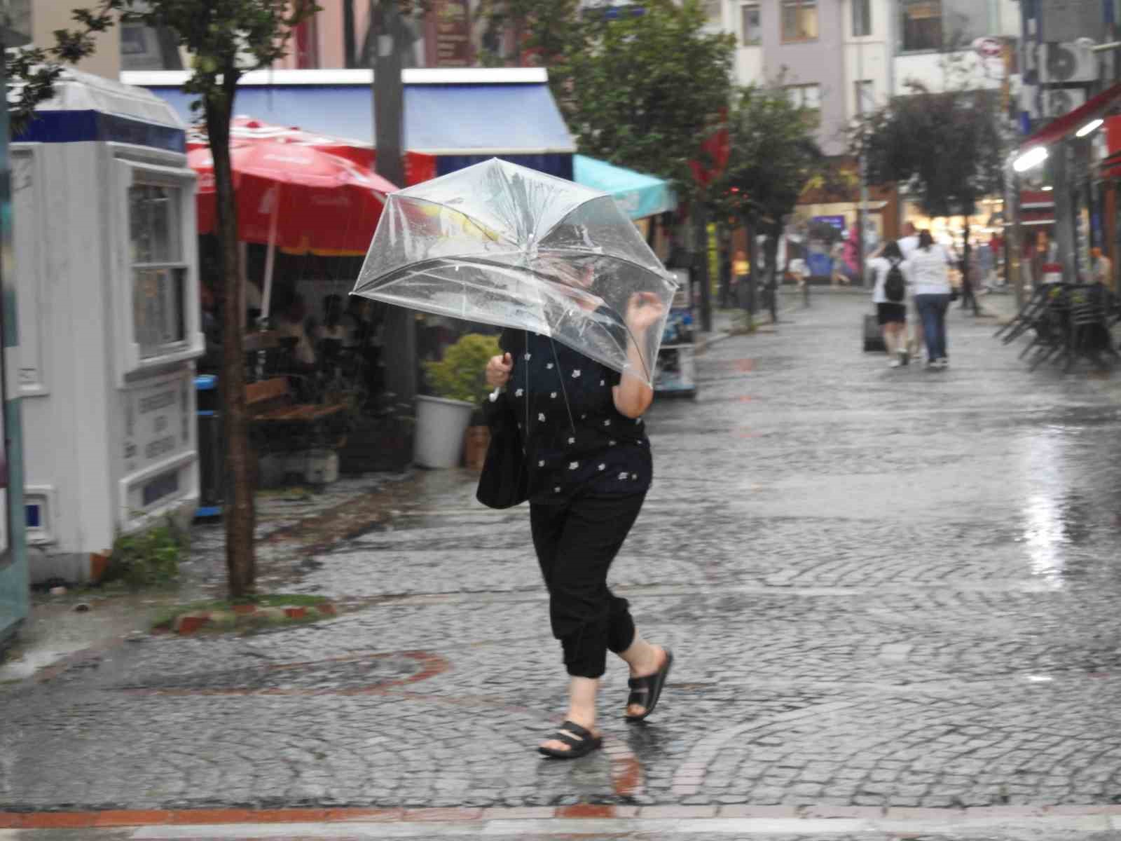 Edirne’de sağanak sürprizi: Büyükler kaçtı, çocuklar dans etti