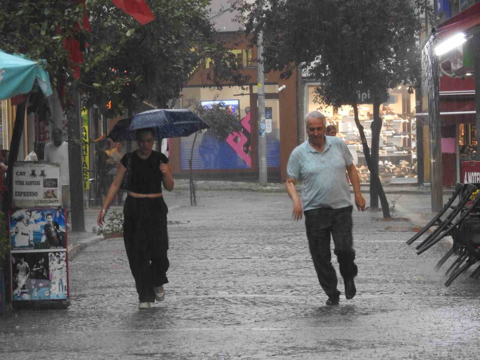 Edirne’de sağanak sürprizi: Büyükler kaçtı, çocuklar dans etti