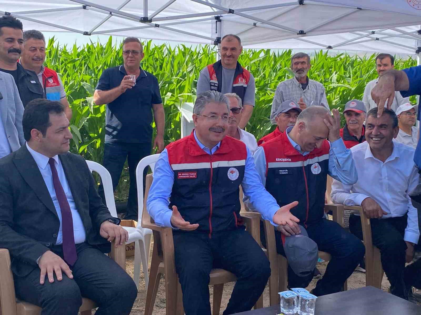 Biçerdöver kullanan Eskişehir Valisi Yılmaz: "Valiniz ne güzel çiftçilik yapıyor"