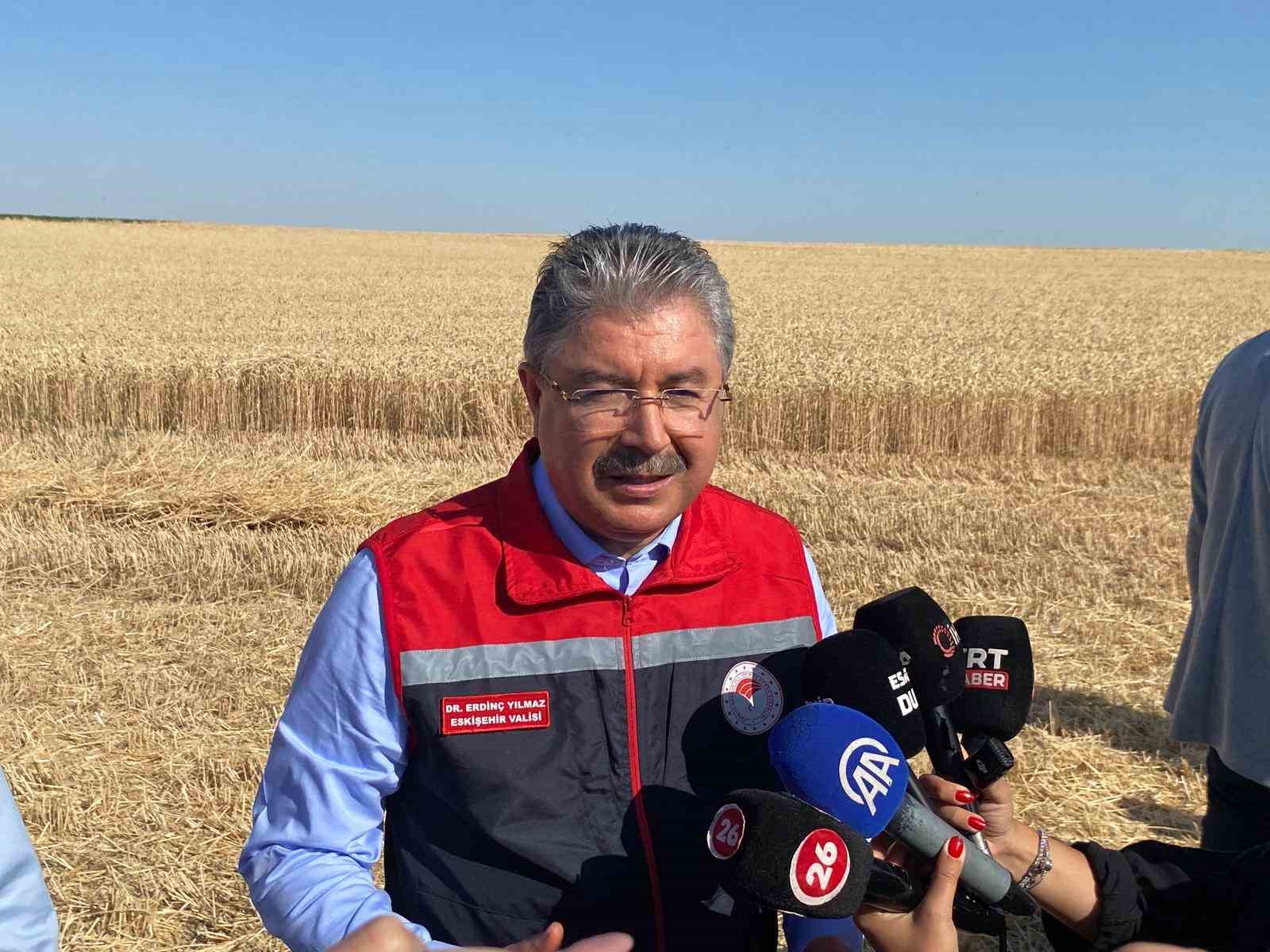 Biçerdöver kullanan Eskişehir Valisi Yılmaz: "Valiniz ne güzel çiftçilik yapıyor"