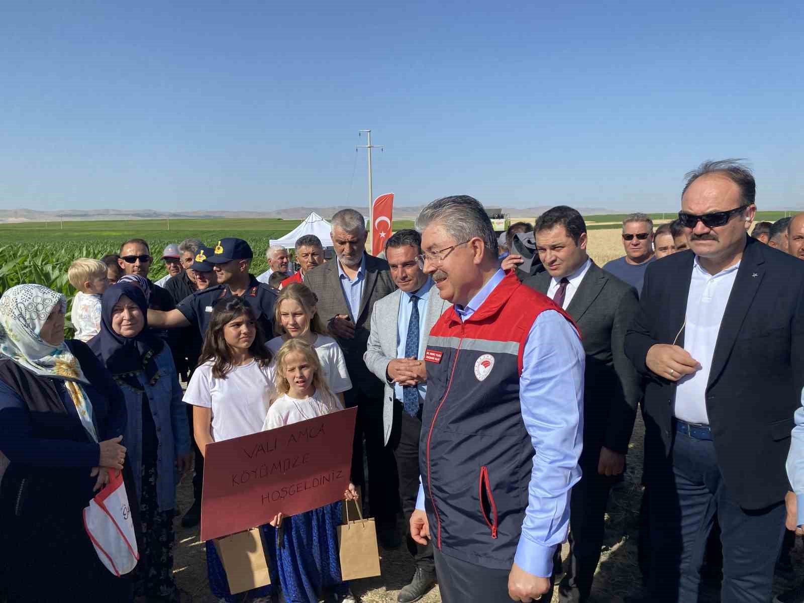 Biçerdöver kullanan Eskişehir Valisi Yılmaz: "Valiniz ne güzel çiftçilik yapıyor"