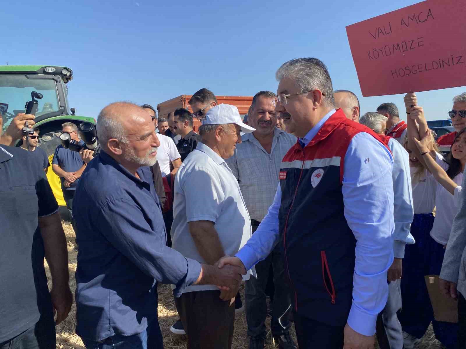 Biçerdöver kullanan Eskişehir Valisi Yılmaz: "Valiniz ne güzel çiftçilik yapıyor"