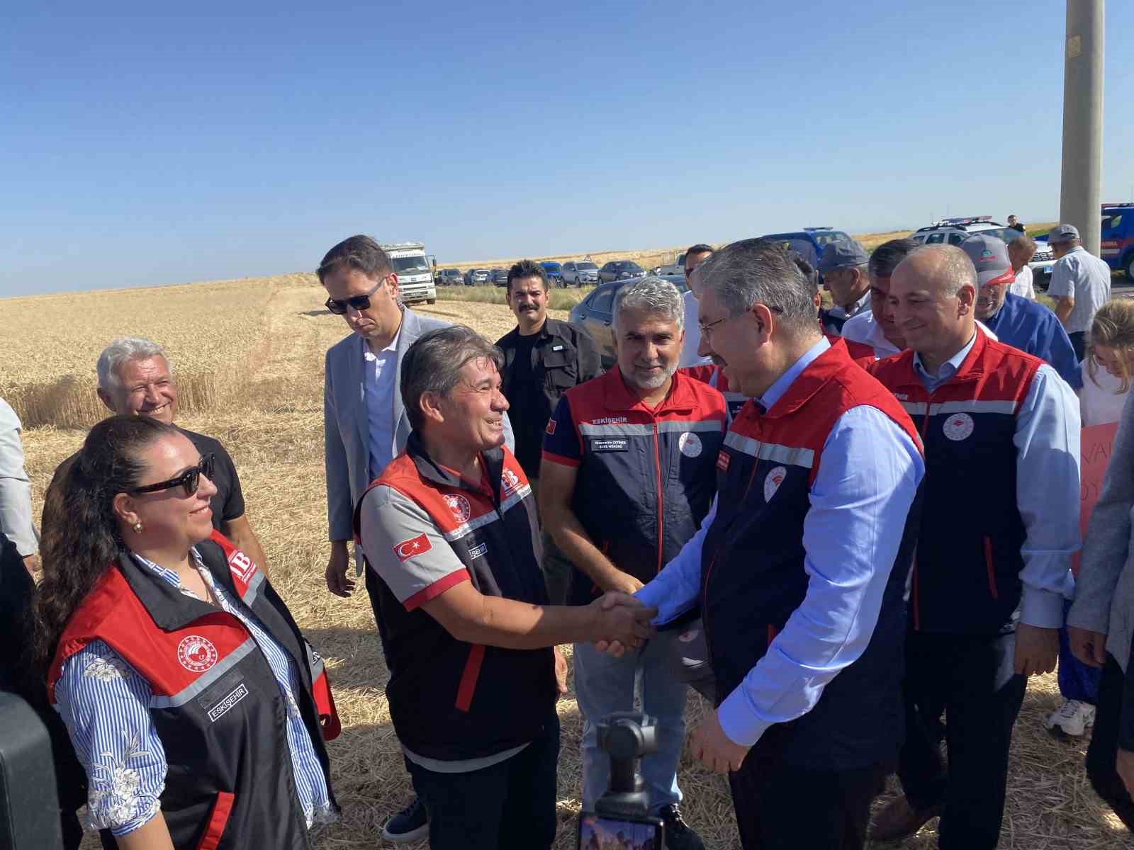 Biçerdöver kullanan Eskişehir Valisi Yılmaz: "Valiniz ne güzel çiftçilik yapıyor"