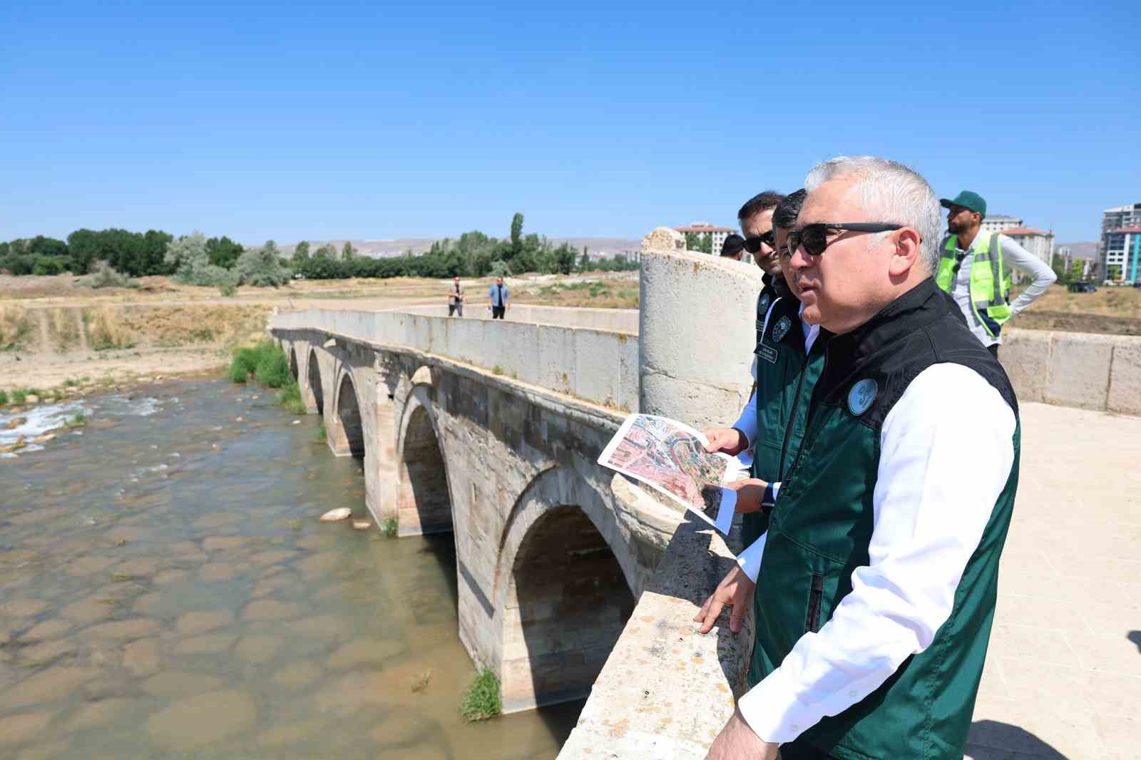 Kızılırmak çevresinde yürütülen taşkın önleme ve rüsubat çalışmaları devam ediyor