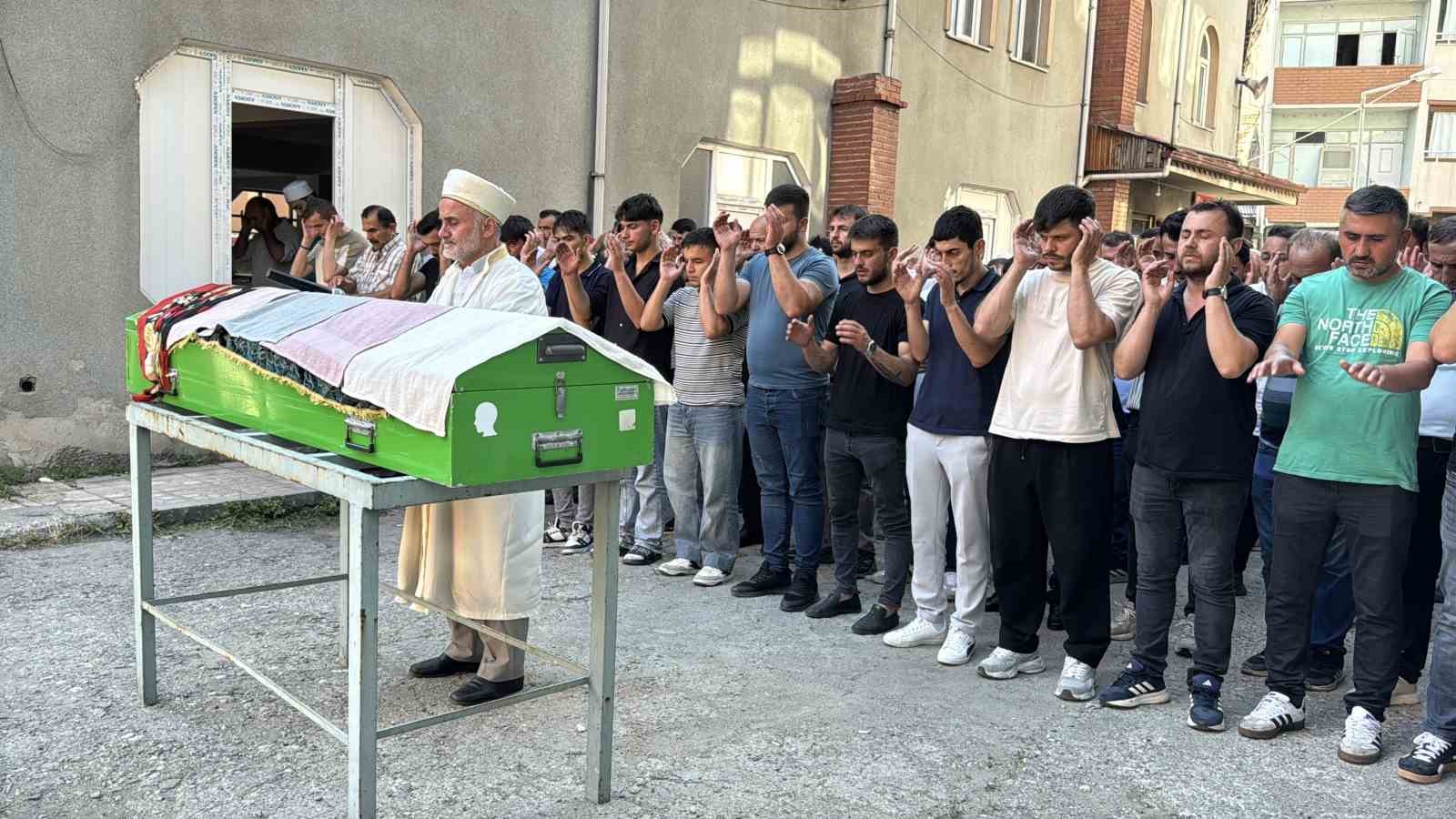 Eşi tarafından öldürülen 3 çocuk annesi kadın toprağa verildi