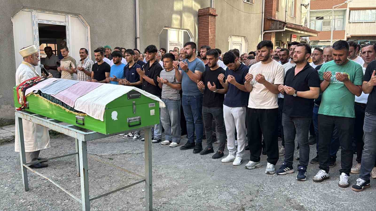 Eşi tarafından öldürülen 3 çocuk annesi kadın toprağa verildi