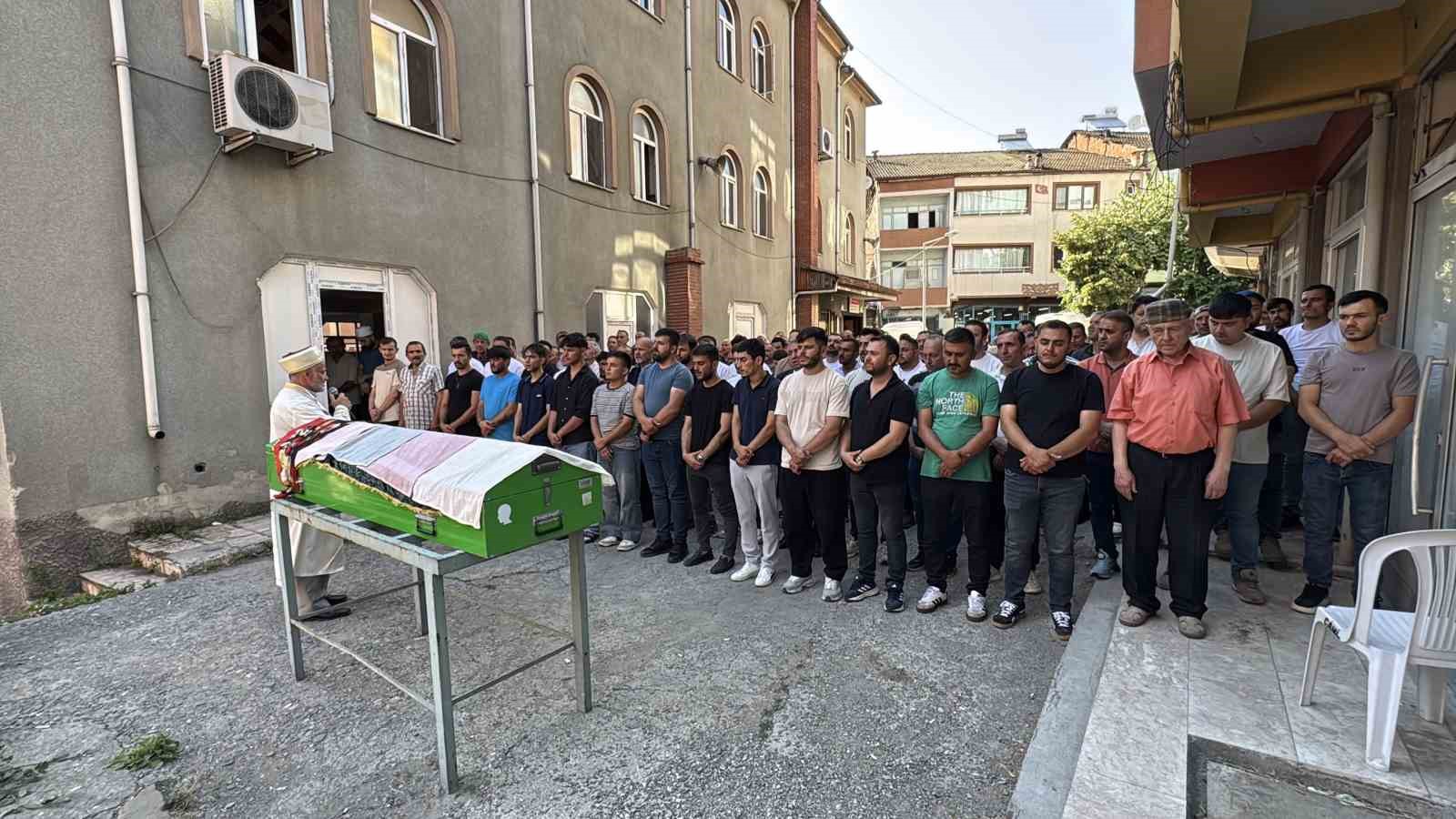 Eşi tarafından öldürülen 3 çocuk annesi kadın toprağa verildi