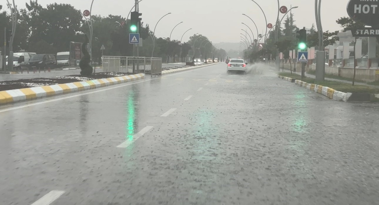Edirne’de sağanak yağış yolları göle çevirdi