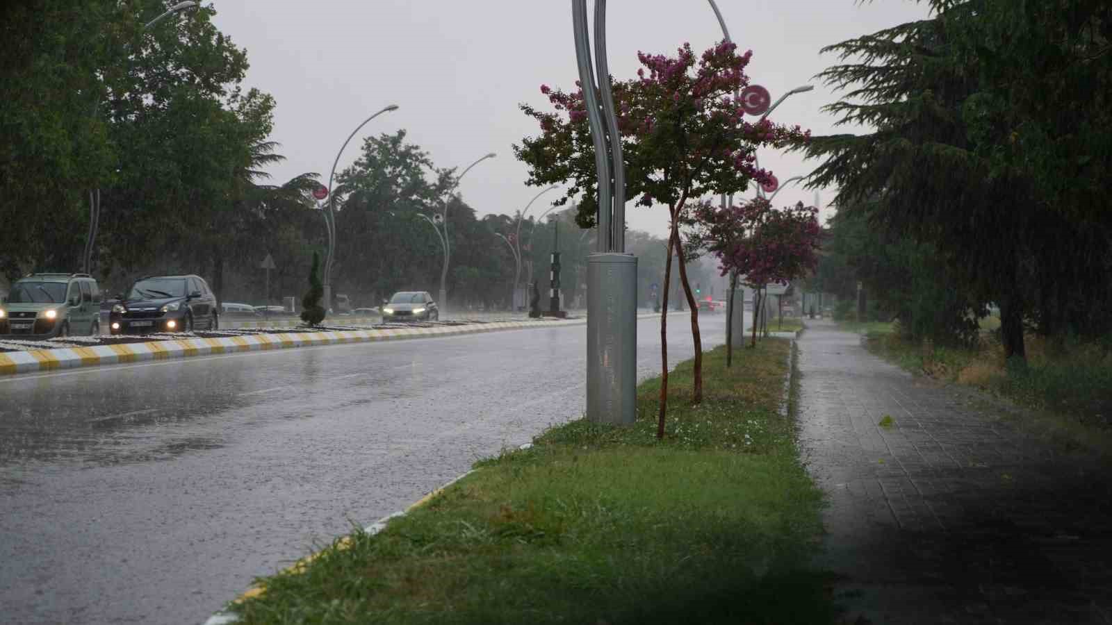 Edirne’de sağanak yağış yolları göle çevirdi
