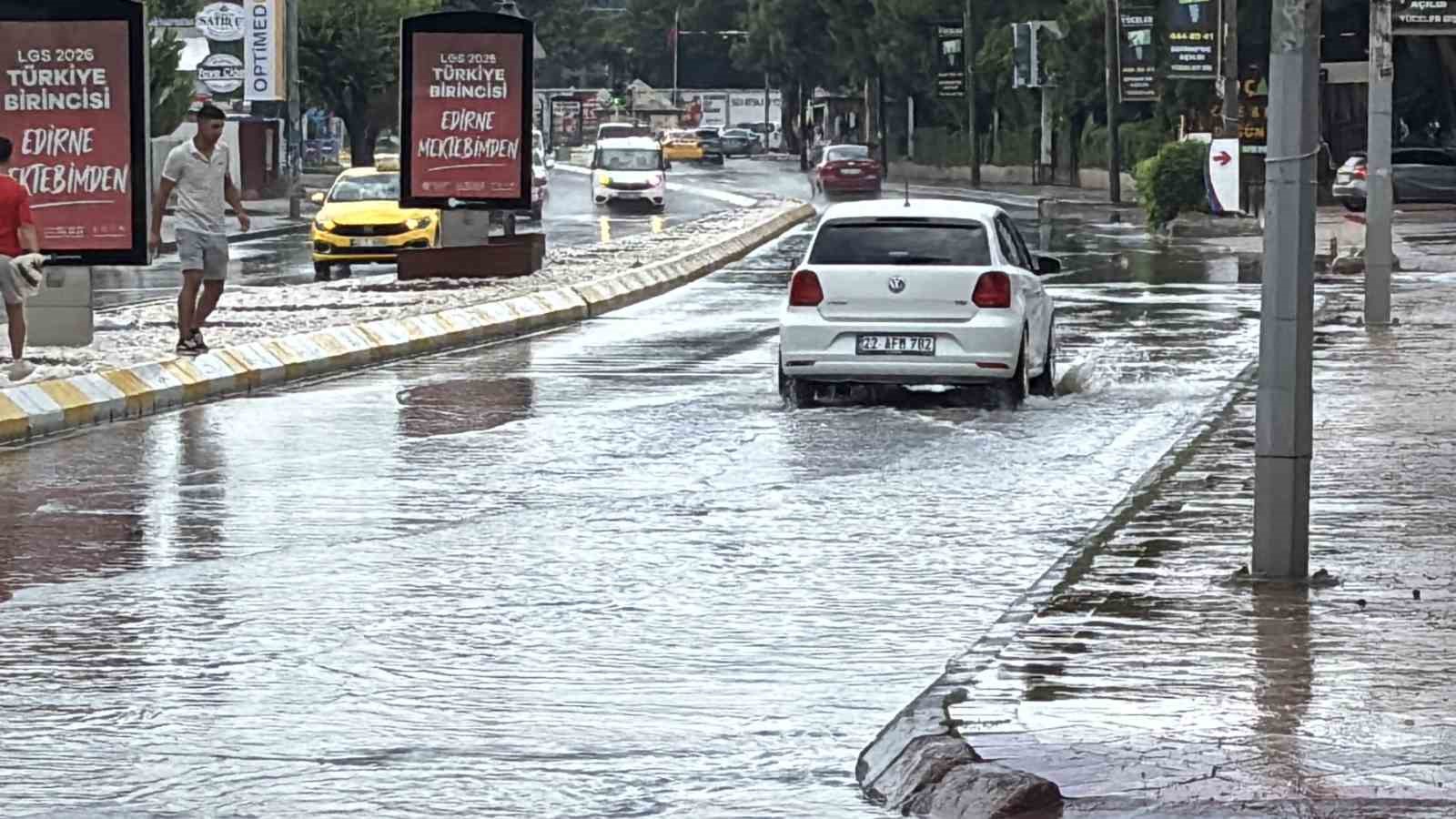 Edirne’de sağanak yağış yolları göle çevirdi