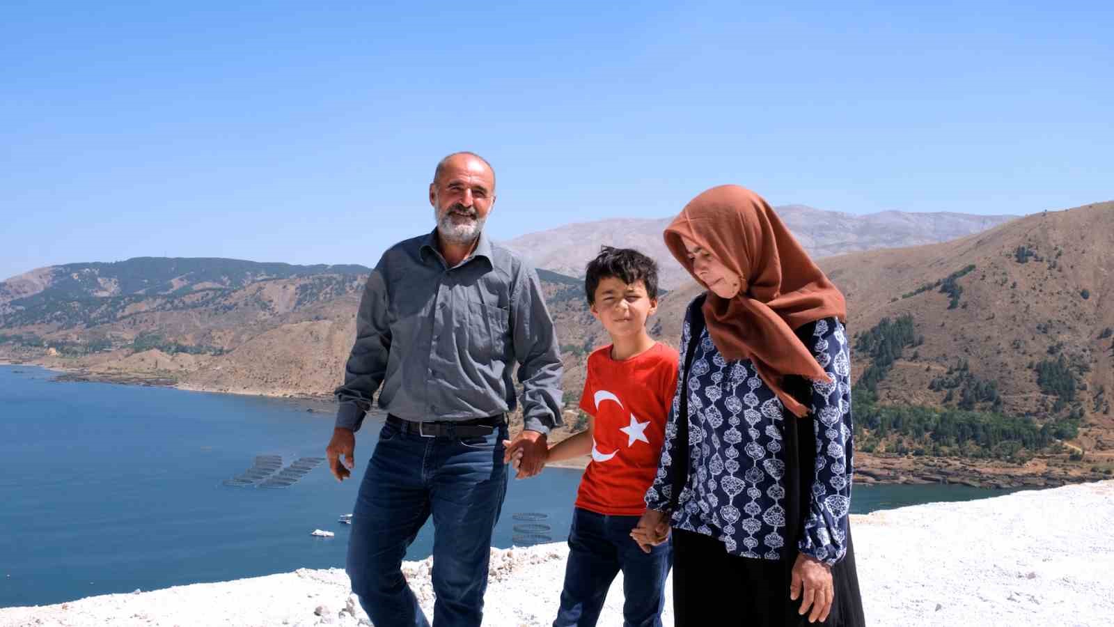 Bakan Kurum, Adıyaman’da depremden sonra inşa edilen köy evlerini paylaştı