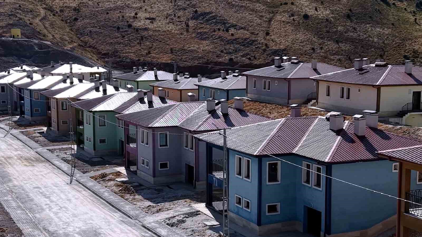 Bakan Kurum, Adıyaman’da depremden sonra inşa edilen köy evlerini paylaştı