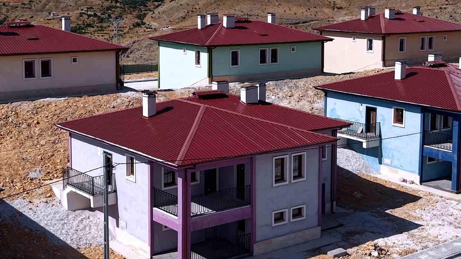 Bakan Kurum, Adıyaman’da depremden sonra inşa edilen köy evlerini paylaştı