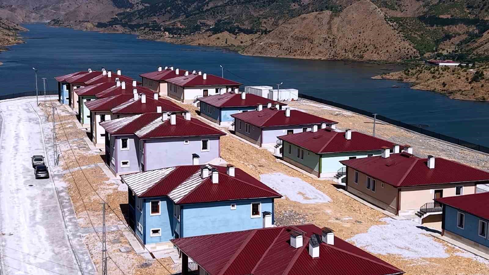 Bakan Kurum, Adıyaman’da depremden sonra inşa edilen köy evlerini paylaştı