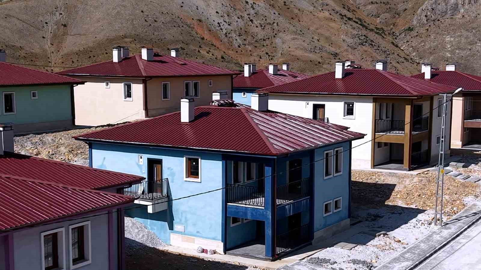 Bakan Kurum, Adıyaman’da depremden sonra inşa edilen köy evlerini paylaştı
