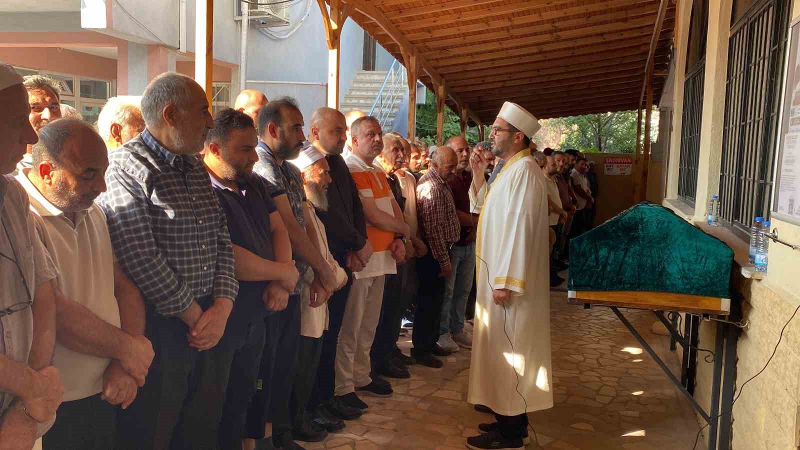 İskeleden düşerek hayatını kaybeden işçi toprağa verildi