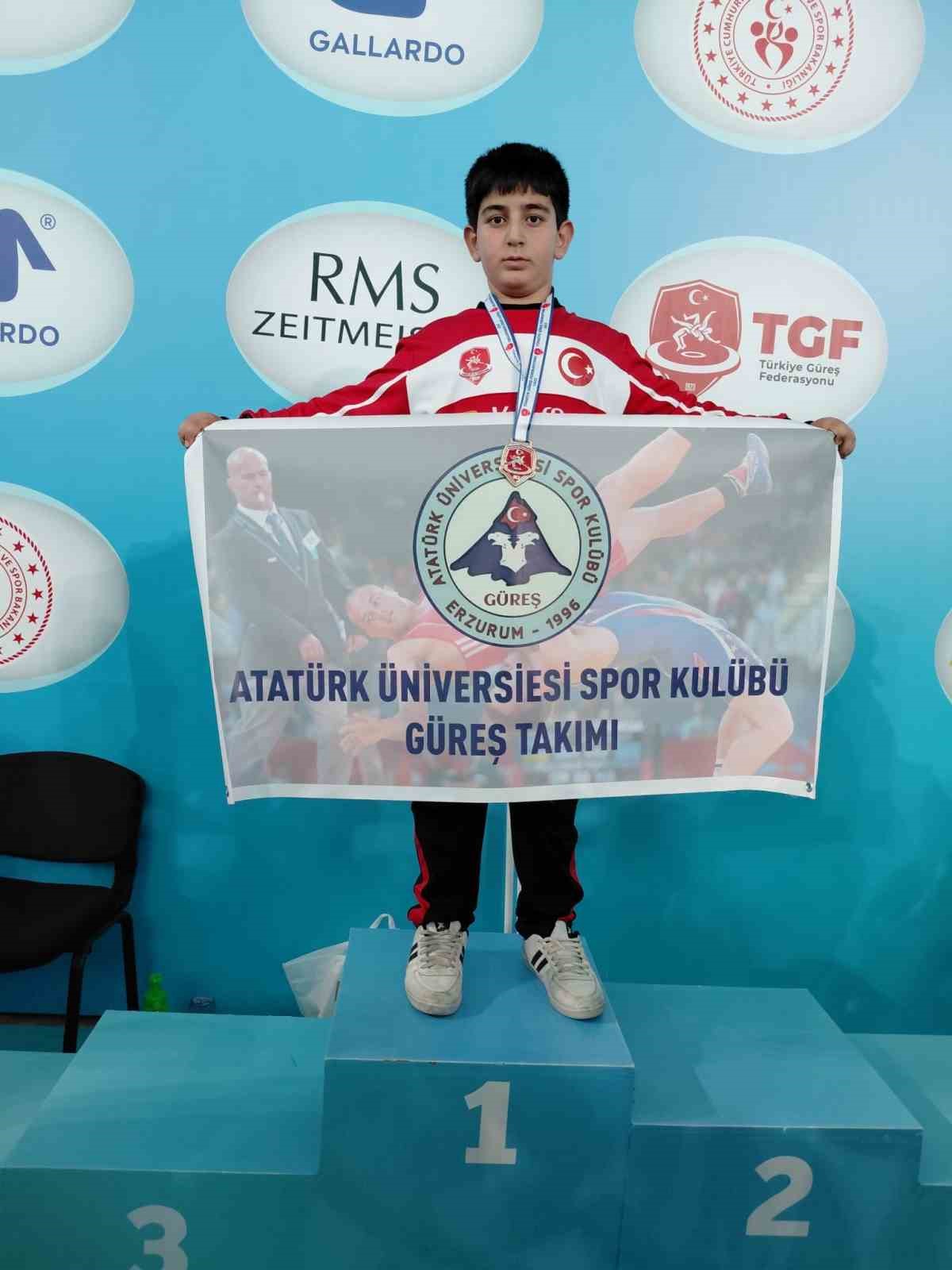 Atatürk Üniversitesi spor kulübünden güreşte Türkiye şampiyonluğu gururu