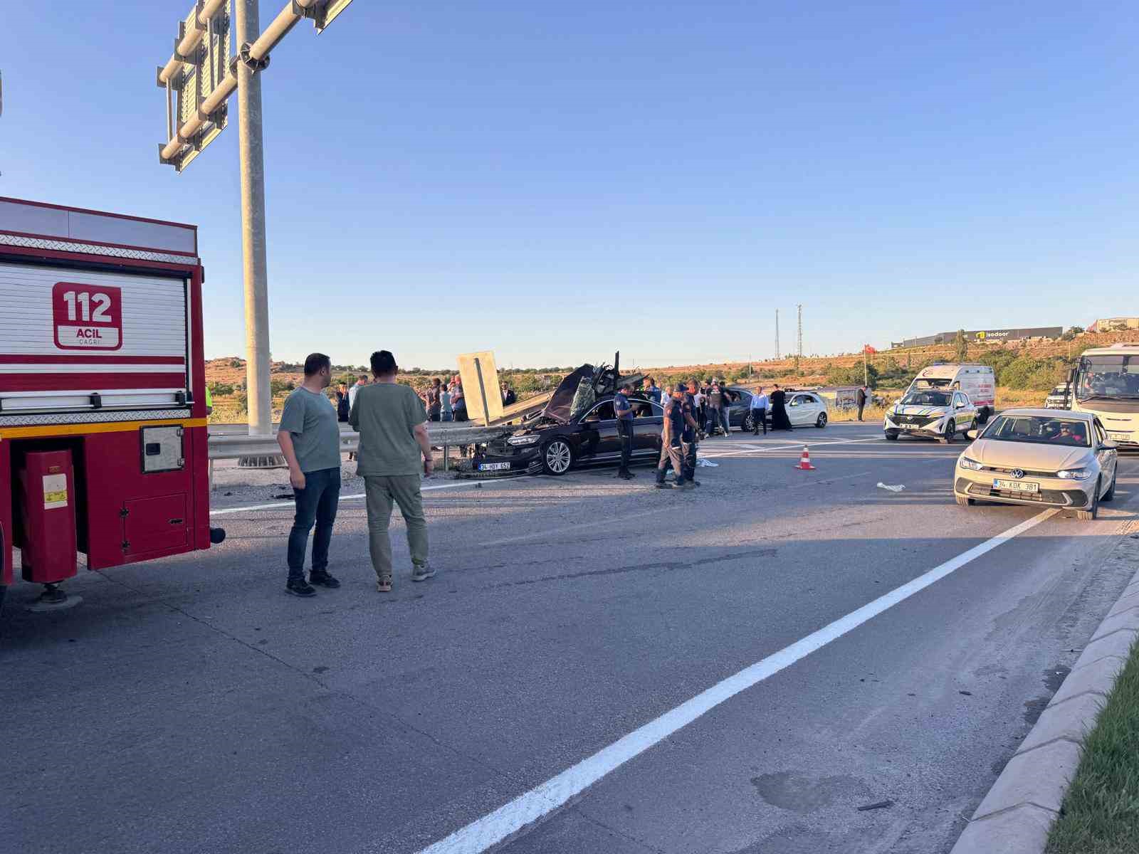 Düğün konvoyundaki otomobil bariyerlere çarptı: 1 ölü, 3 yaralı