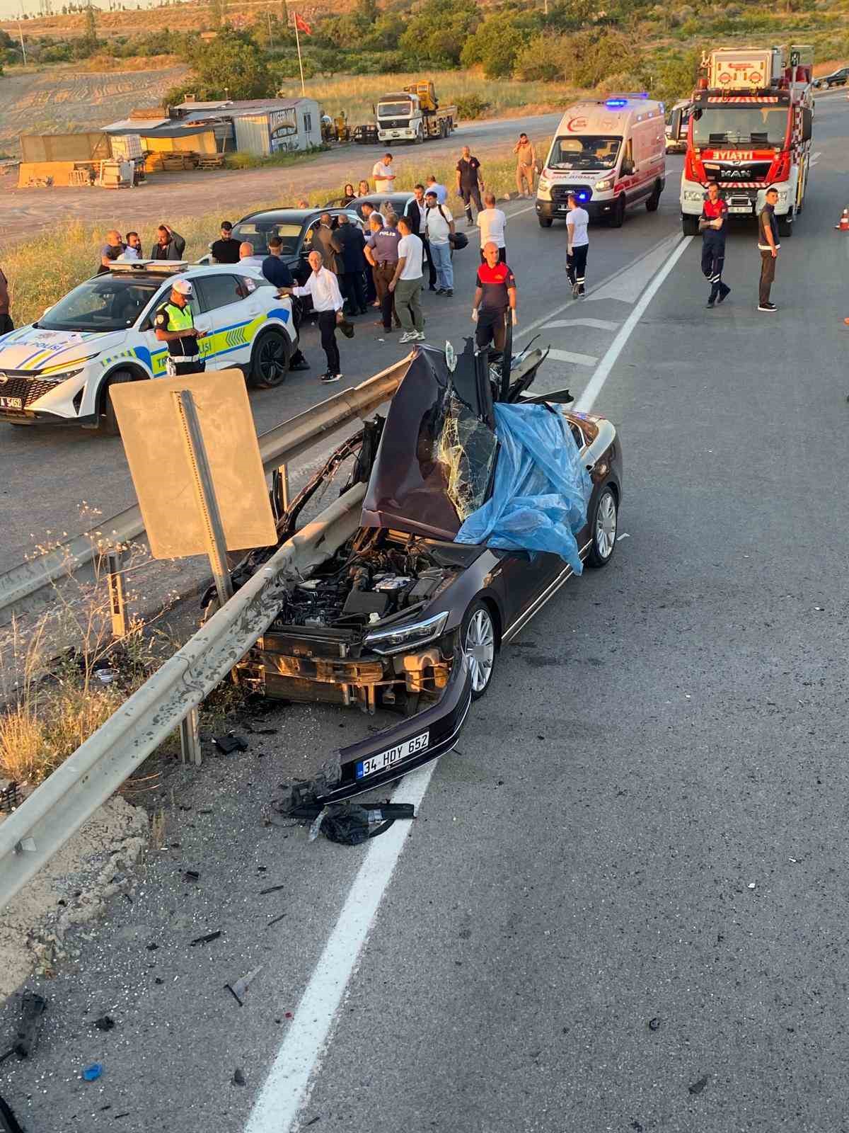 Düğün konvoyundaki otomobil bariyerlere çarptı: 1 ölü, 3 yaralı