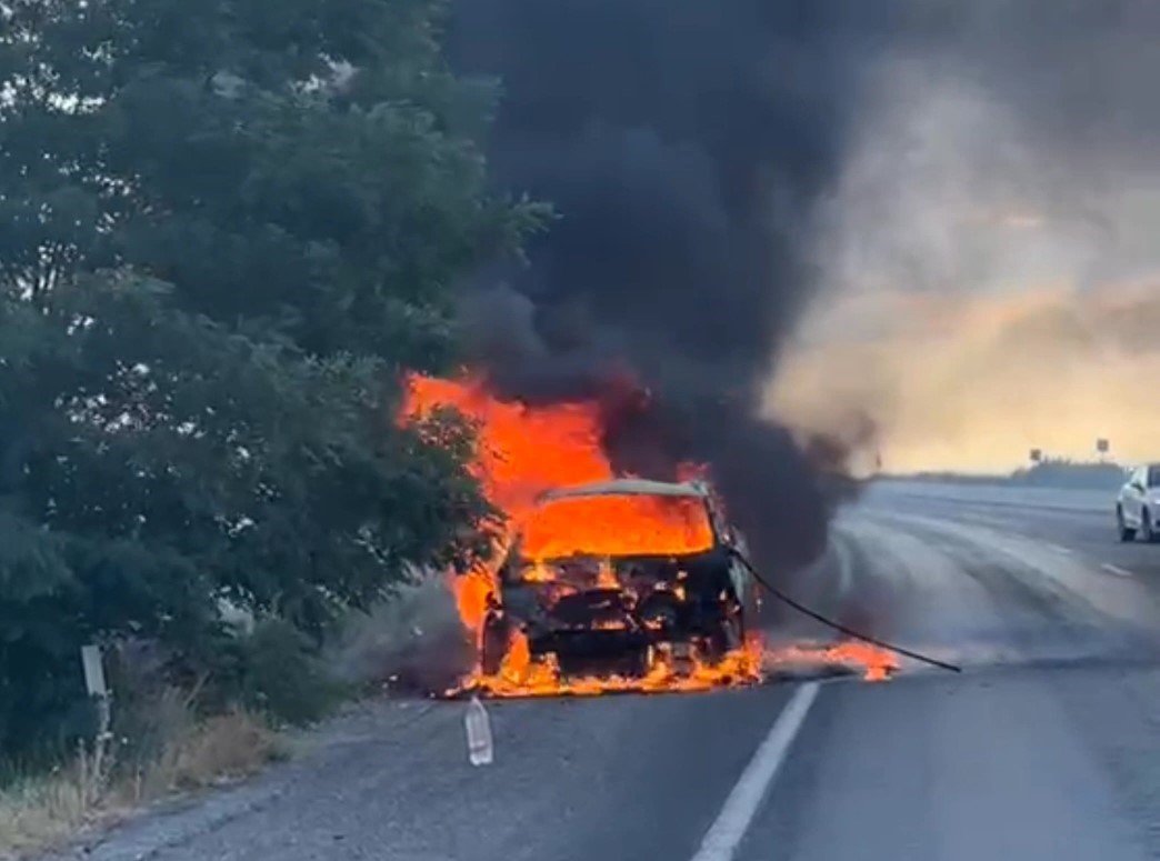 Van’da seyir halindeki otomobil alev alev yandı