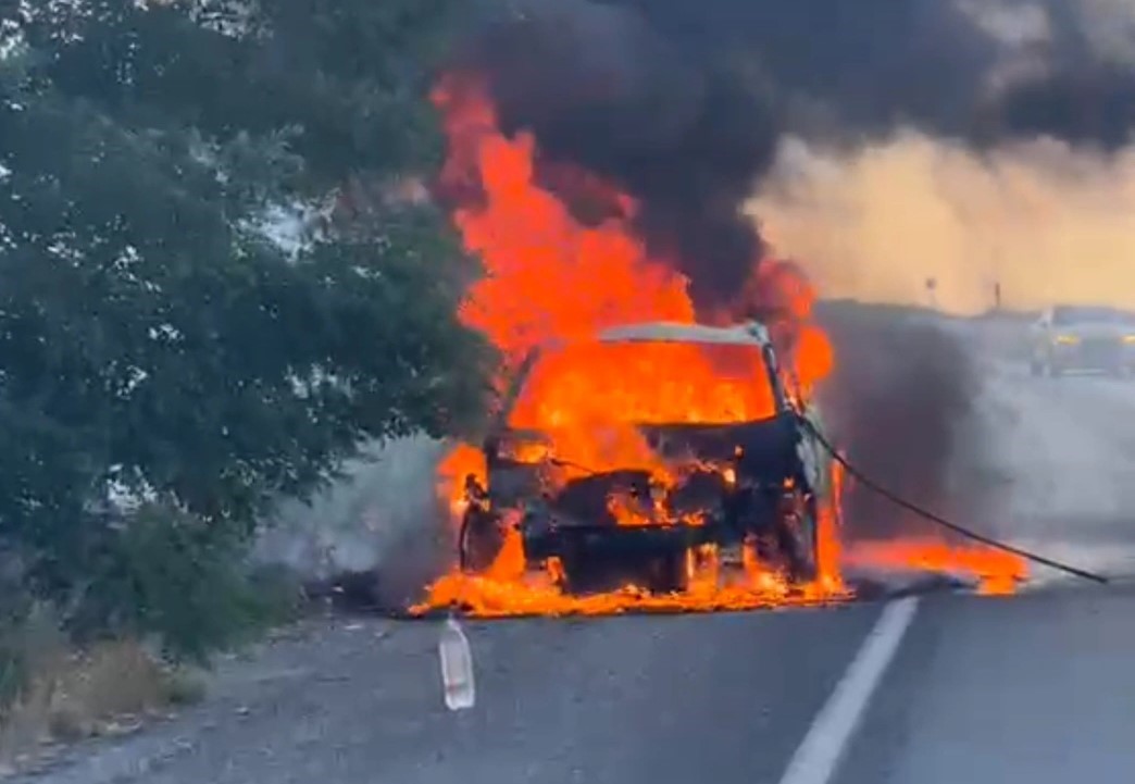 Van’da seyir halindeki otomobil alev alev yandı