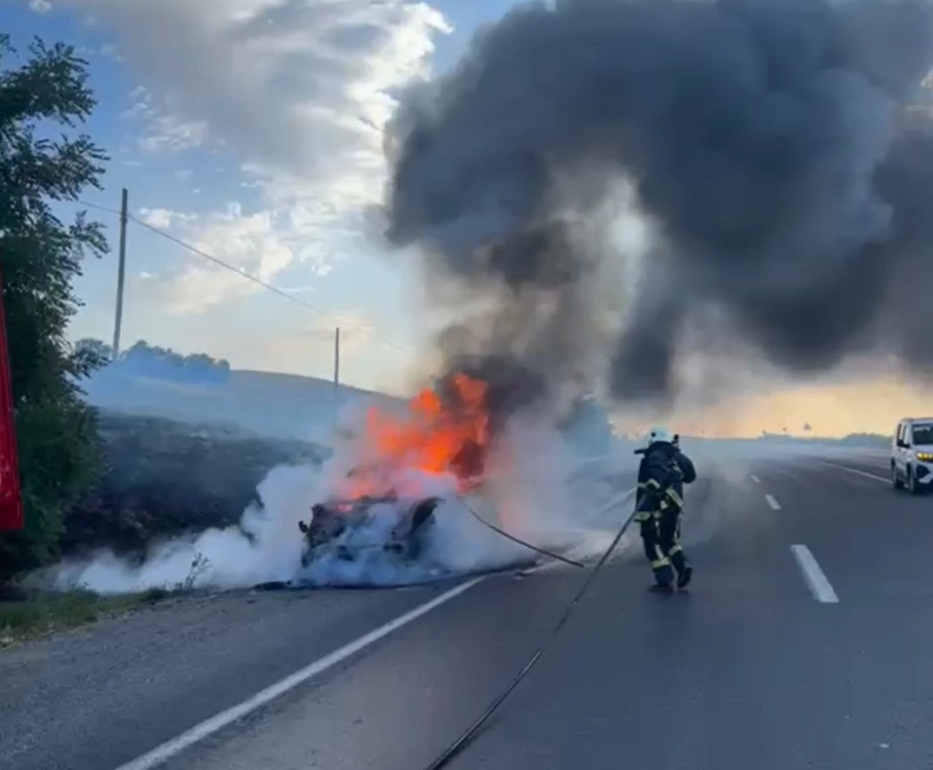 Van’da seyir halindeki otomobil alev alev yandı