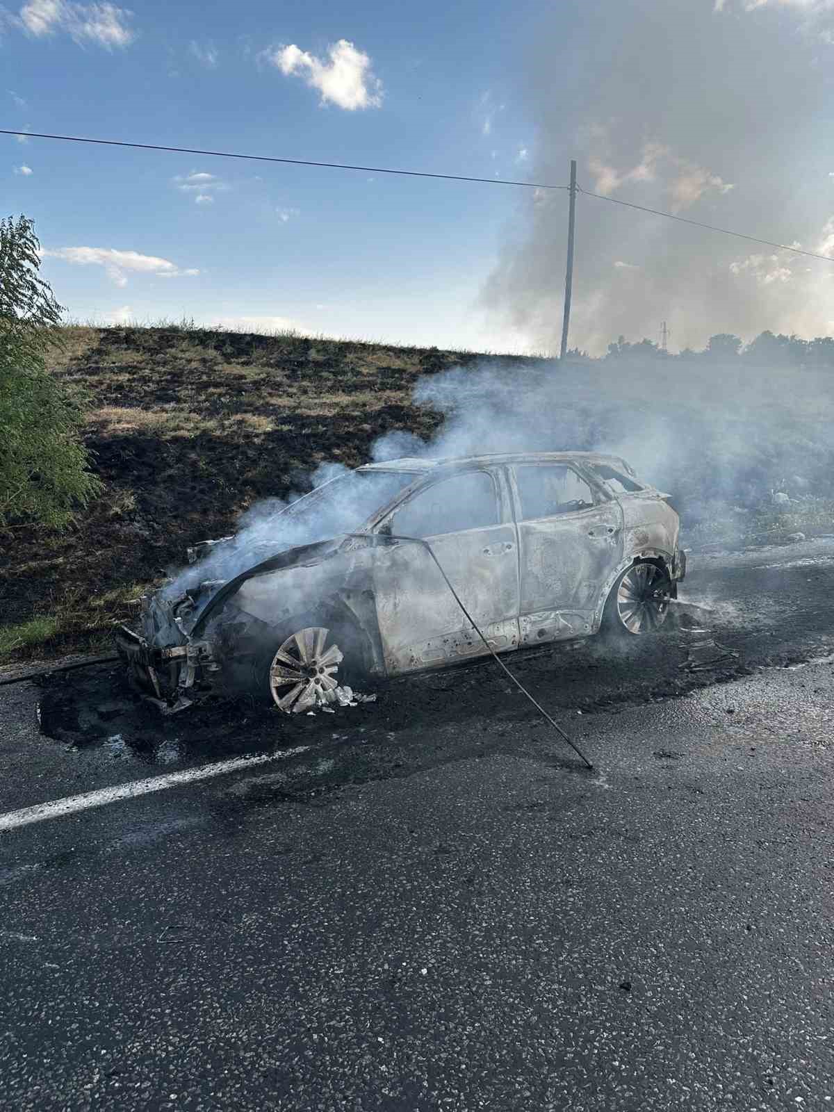 Van’da seyir halindeki otomobil alev alev yandı