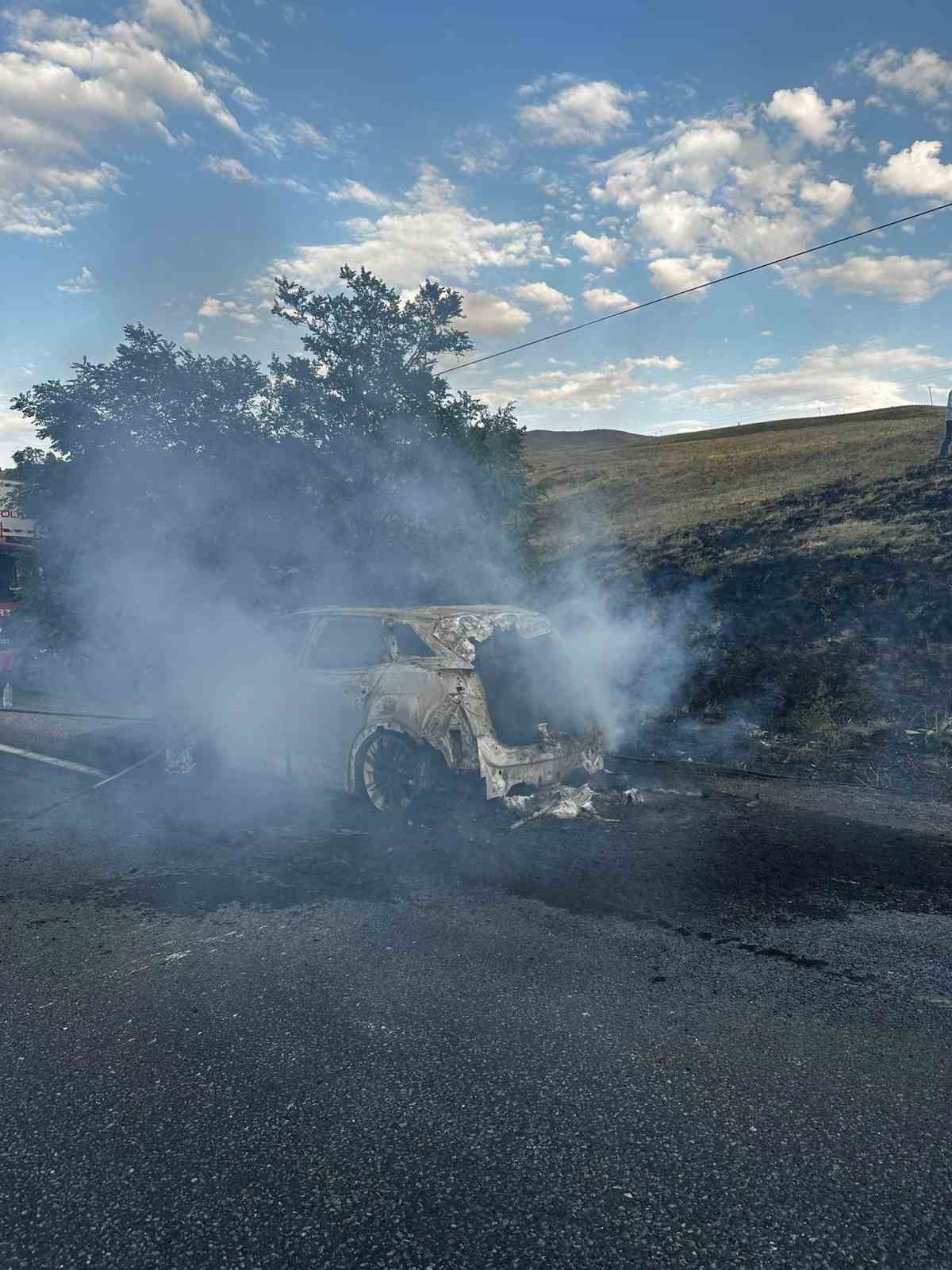 Van’da seyir halindeki otomobil alev alev yandı