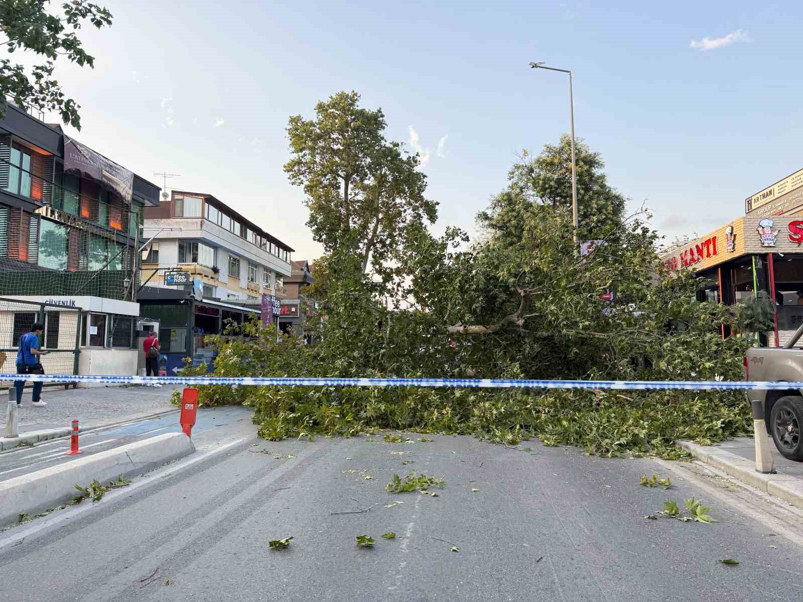 İstanbul’da kısa süreli etkili olan fırtına hasara yol açtı
