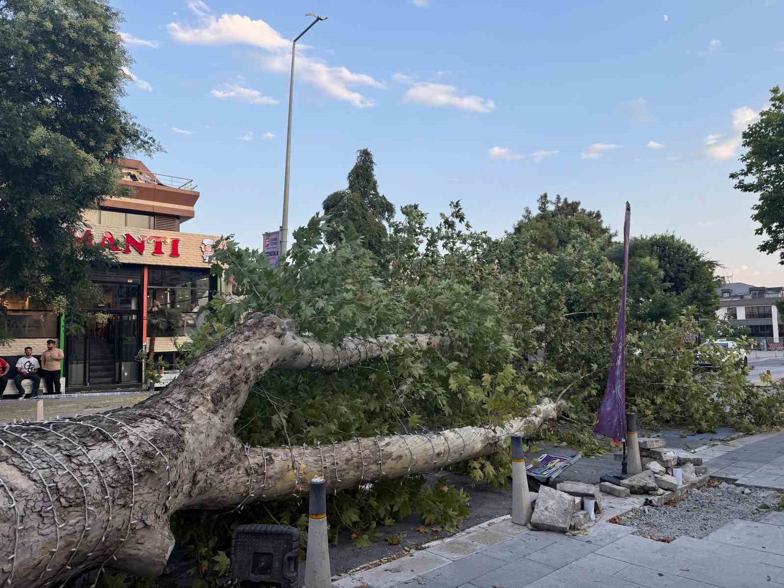İstanbul’da kısa süreli etkili olan fırtına hasara yol açtı