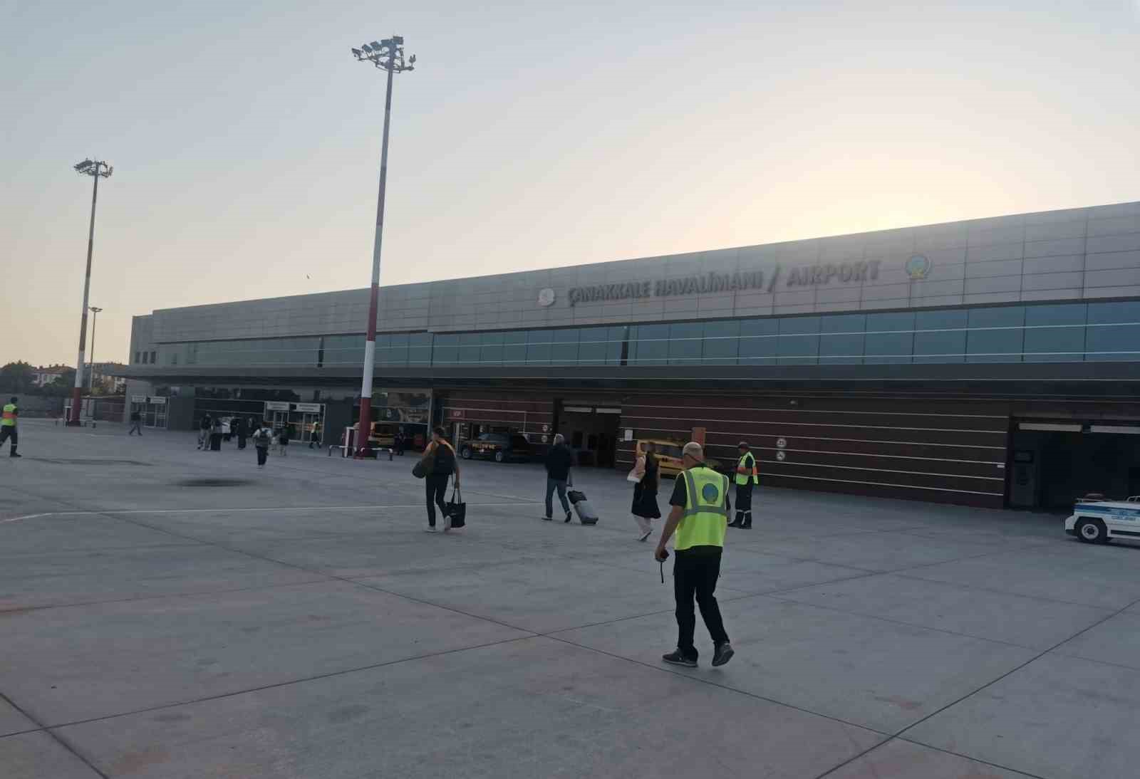 Brüksel’den gelen yolcu uçağı Çanakkale Havalimanı’na iniş yaptı