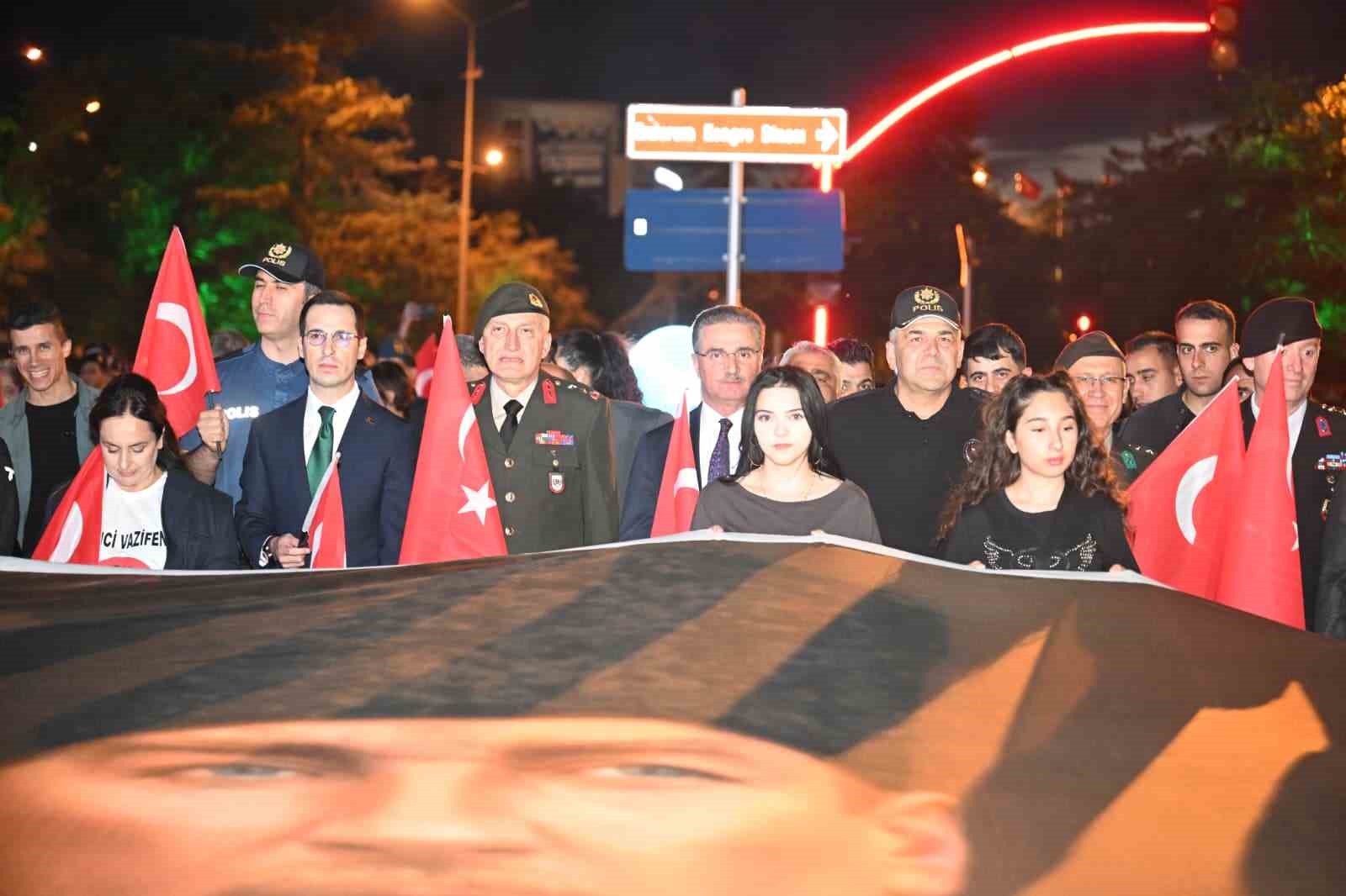 Erzurum’da 107. yıllık coşku fener alayı ile renklendi